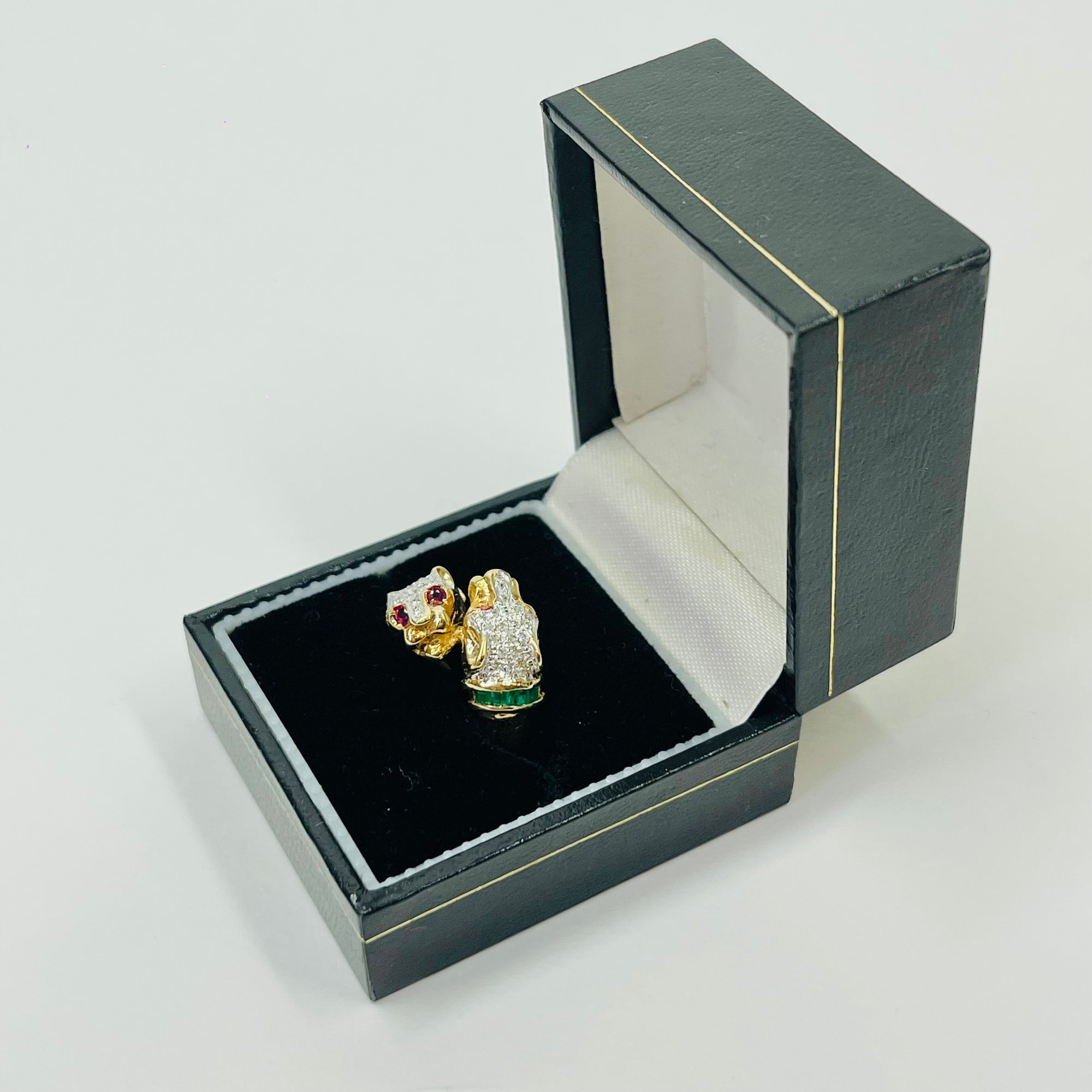 1950s 14K YELLOW GOLD DIAMOND EMERALD DOUBLE PANTHER HEADS RING WITH RUBY EYES