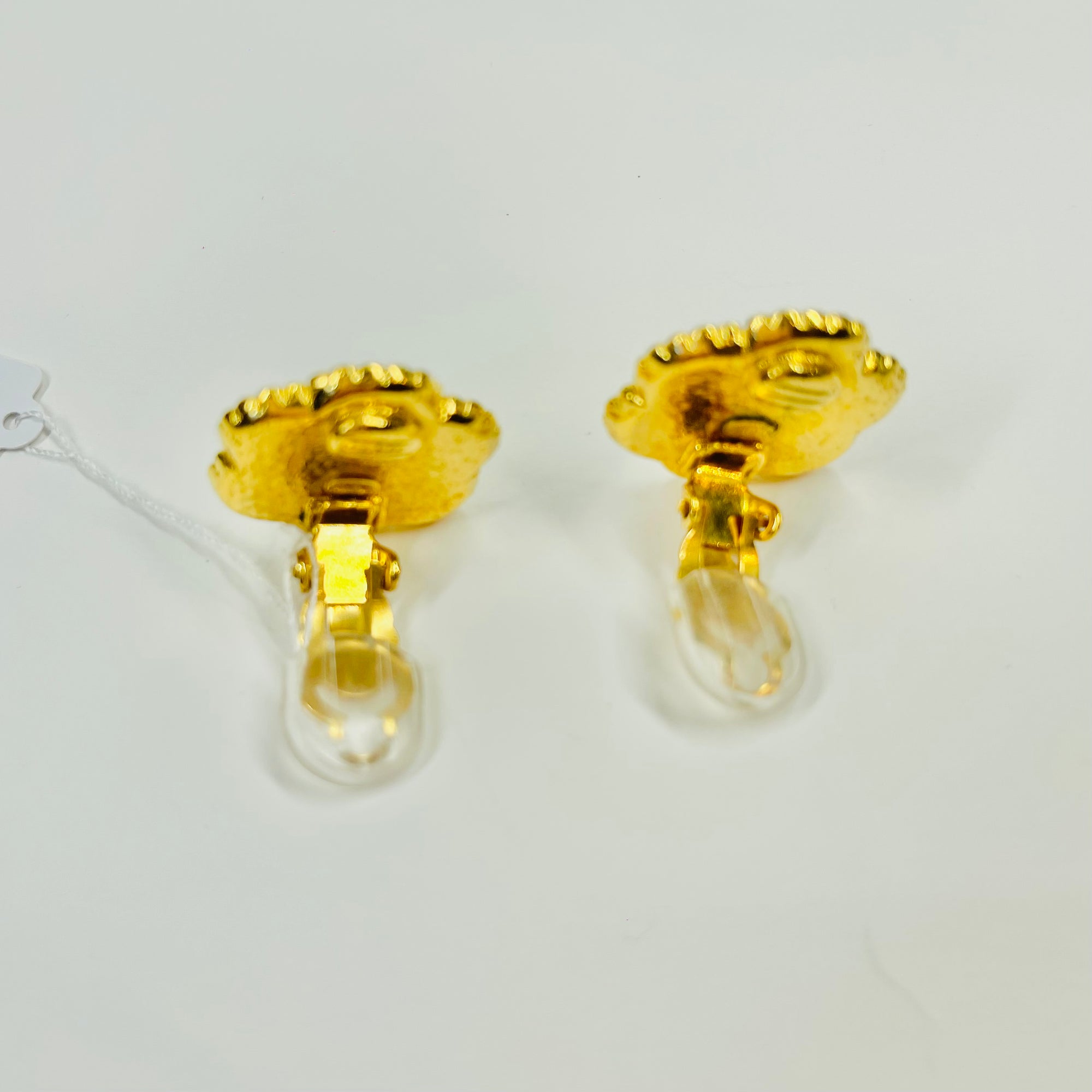1980s CHANEL FILIGREE FLOWER (WITH BORDER) GOLD LOGO BUTTON CLIP ON EARRINGS