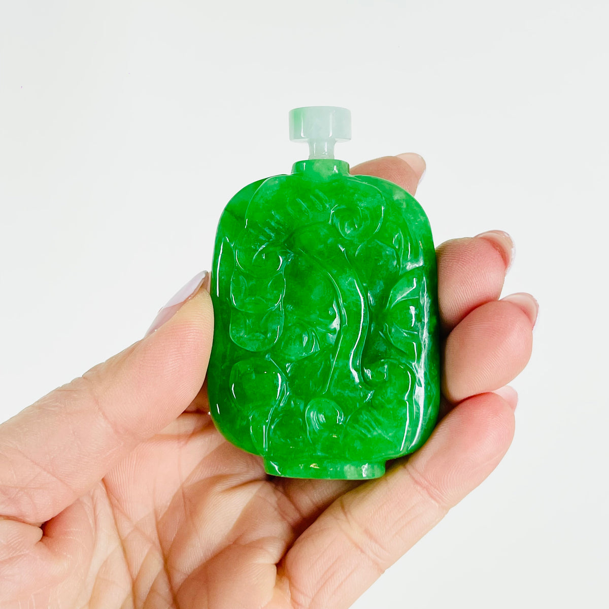 ANTIQUE CHINESE HAND CARVED GREEN STONE SCENT BOTTLE