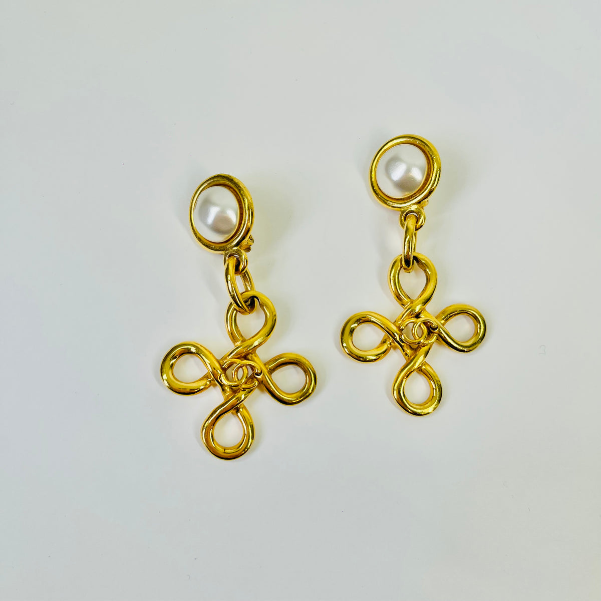 1995 CHANEL CC LOGO PEARL DROP INFINITY KNOT CLIP ON EARRINGS