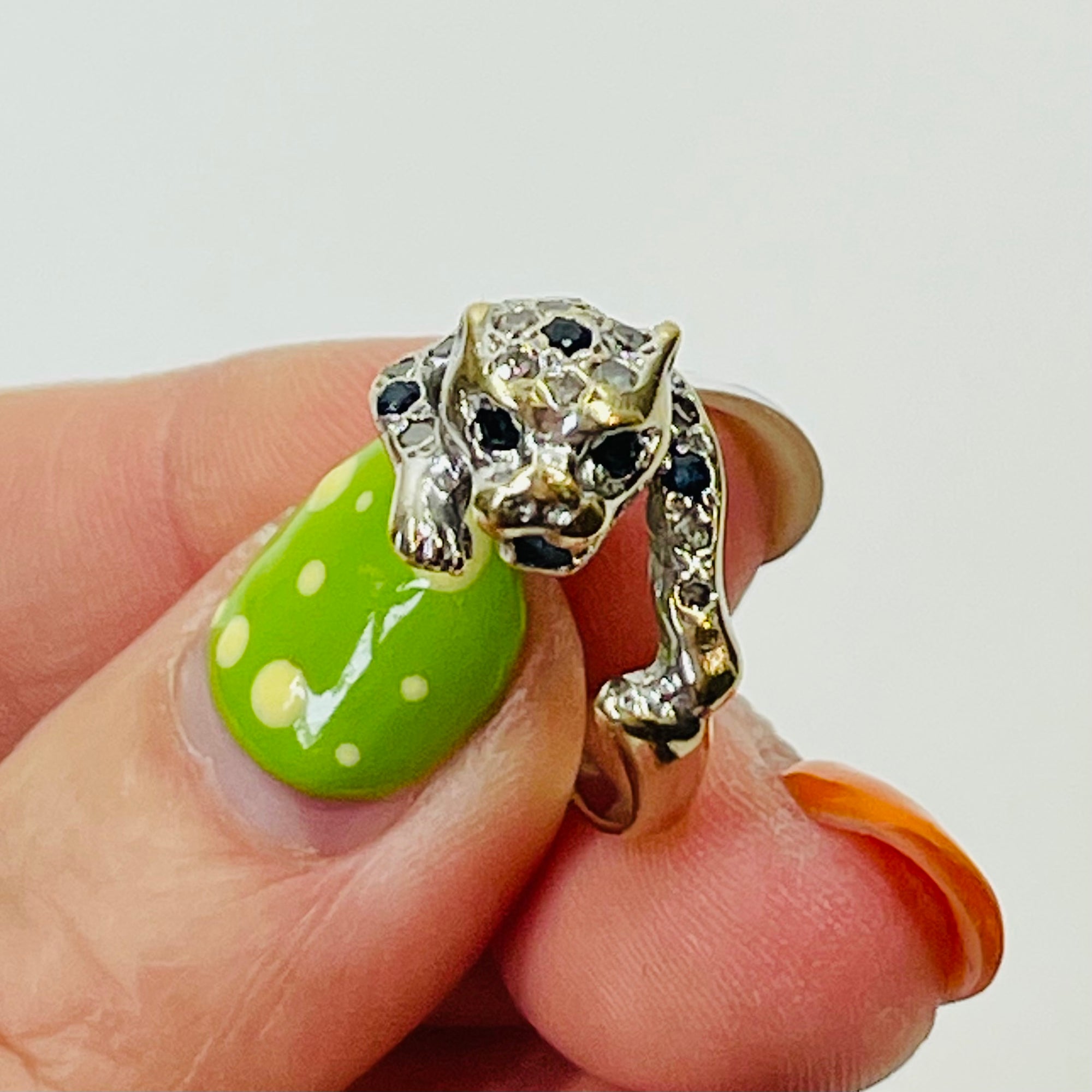 1950s 14K WHITE GOLD DIAMOND BLUE SAPPHIRE SNOW LEOPARD RING