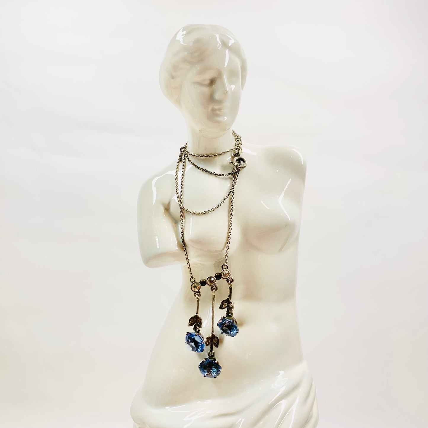 ANTIQUE EDWARDIAN SILVER FESTOON NECKLACE WITH BLUE GLASS