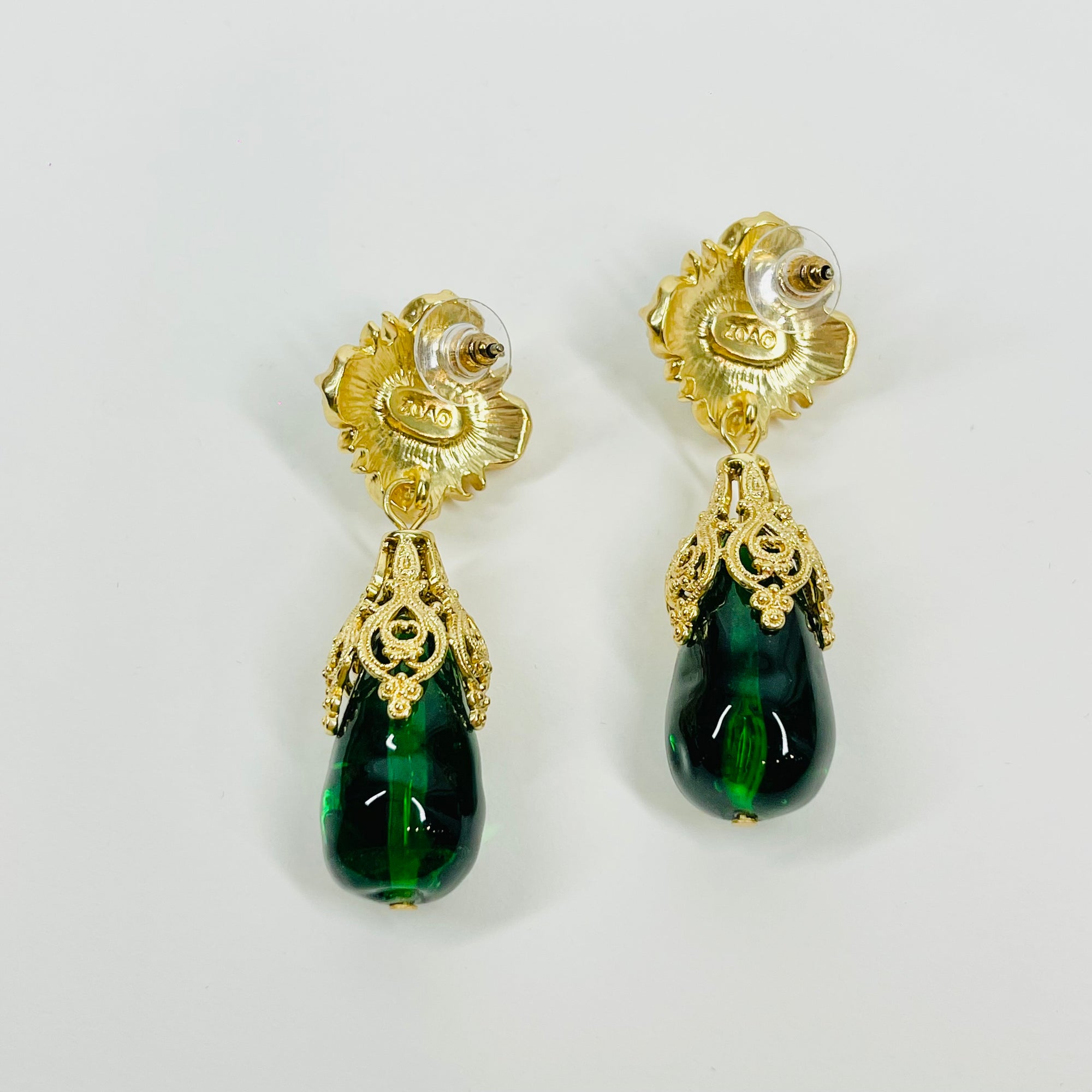 1980s GREEN GLASS GP COSTUME DROP PIERCED EARRINGS GRIPOIX STYLE