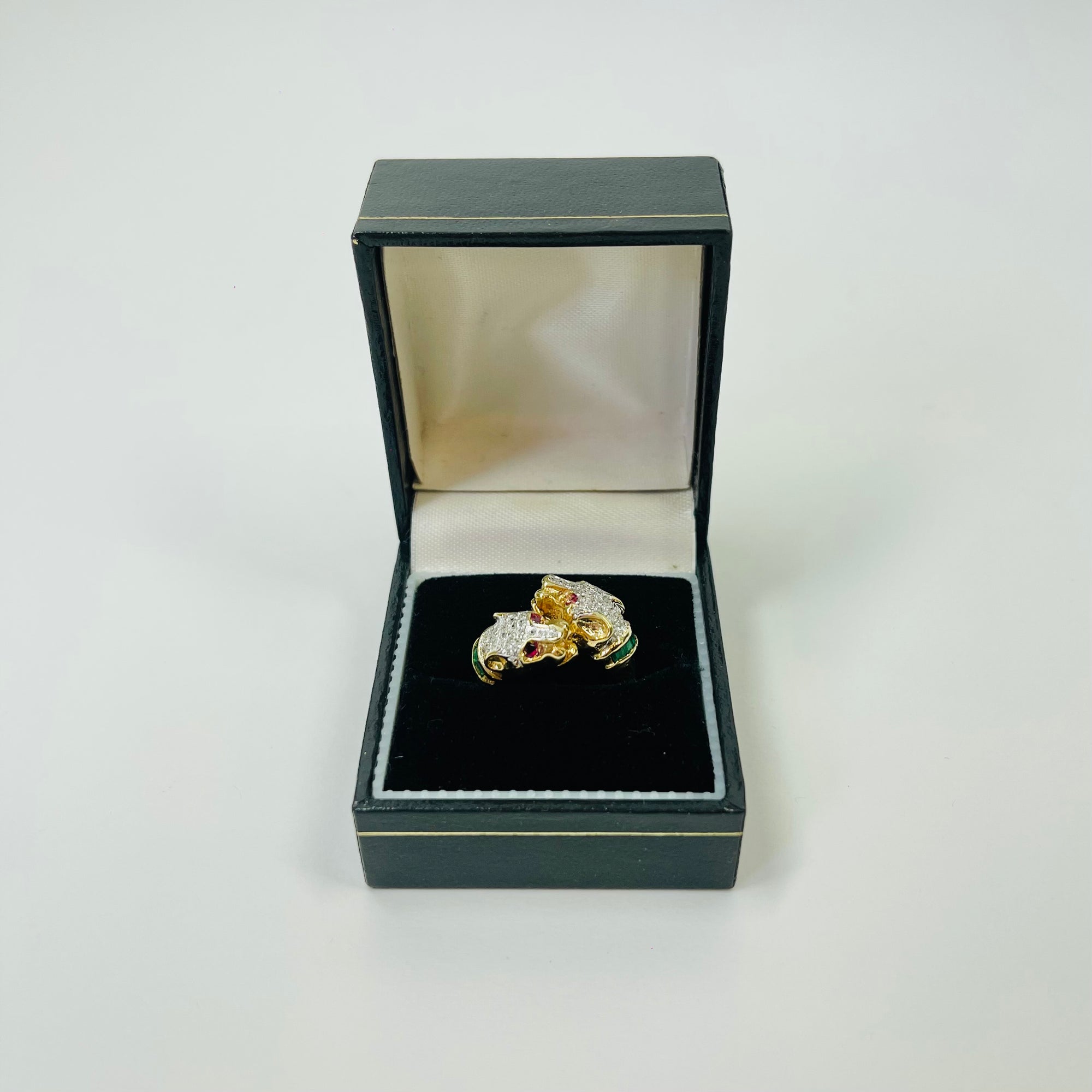 1950s 14K YELLOW GOLD DIAMOND EMERALD DOUBLE PANTHER HEADS RING WITH RUBY EYES