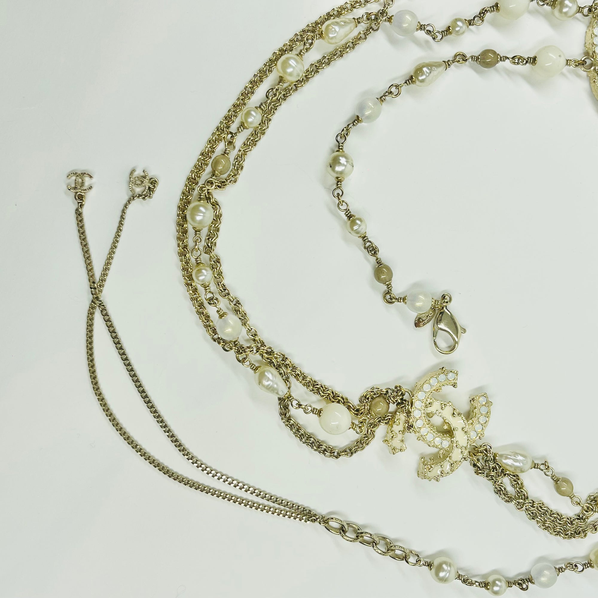 2012 CHANEL MULTISTRANDS COSTUME BEADS PEARL NECKLACE WITH ENAMEL CC LOGO