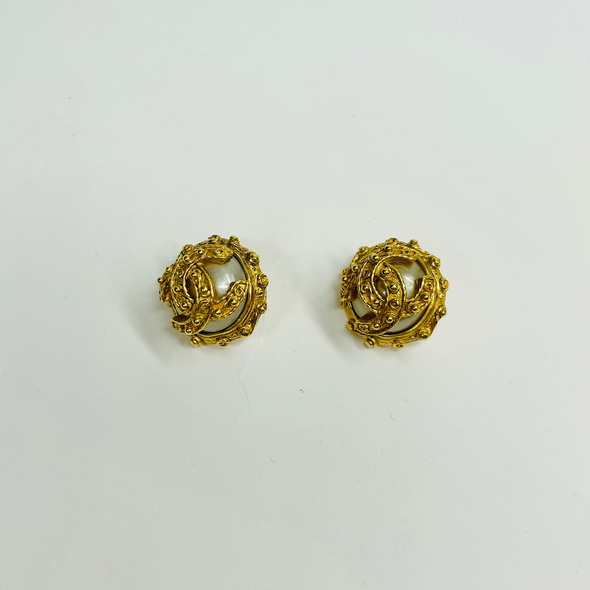 1994 CHANEL CC LOGO FILIGREE PEARL BUTTON CLIP ON EARRINGS