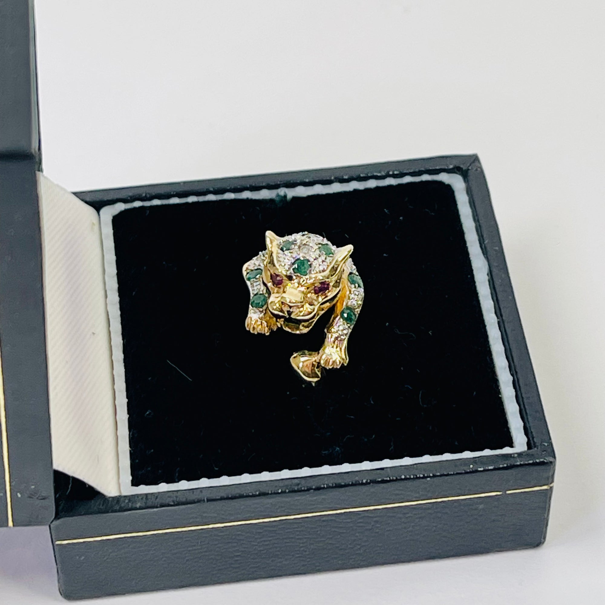 1950s 14K YELLOW GOLD DIAMOND EMERALD LEOPARD RING WITH RUBY EYES