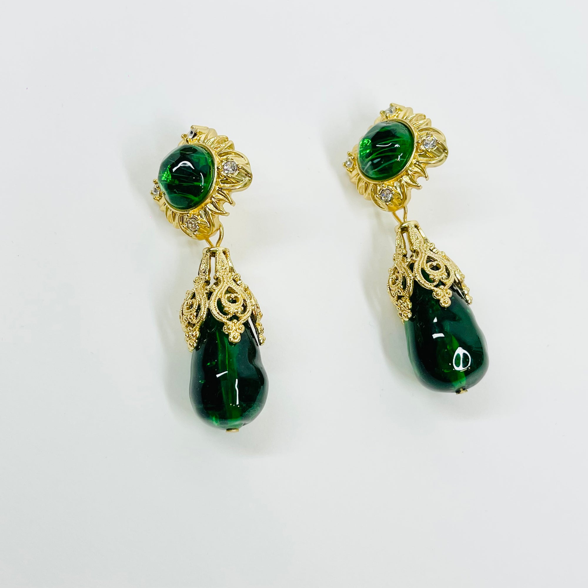 1980s GREEN GLASS GP COSTUME DROP PIERCED EARRINGS GRIPOIX STYLE