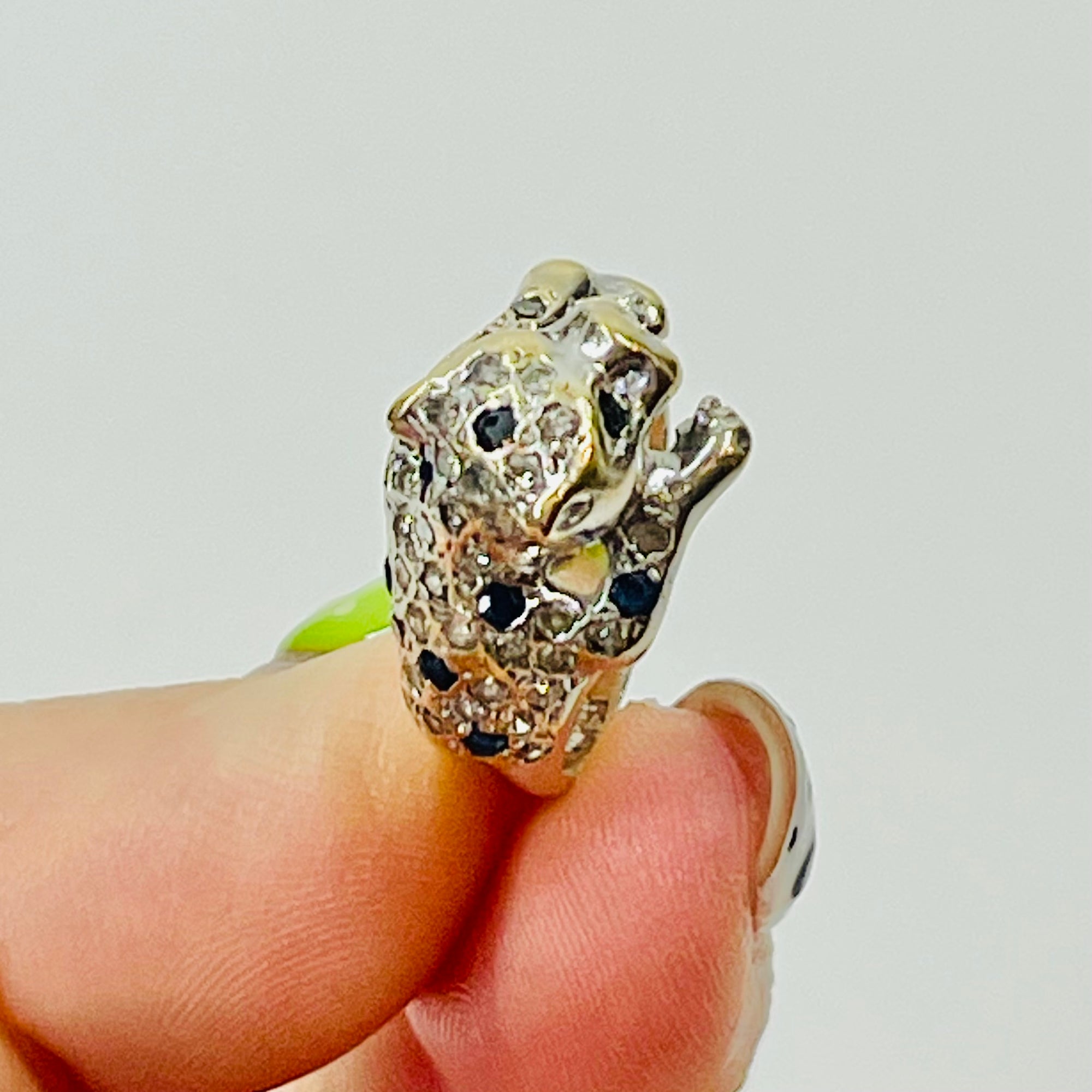 1950s 14K WHITE GOLD DIAMOND BLUE SAPPHIRE SNOW LEOPARD RING