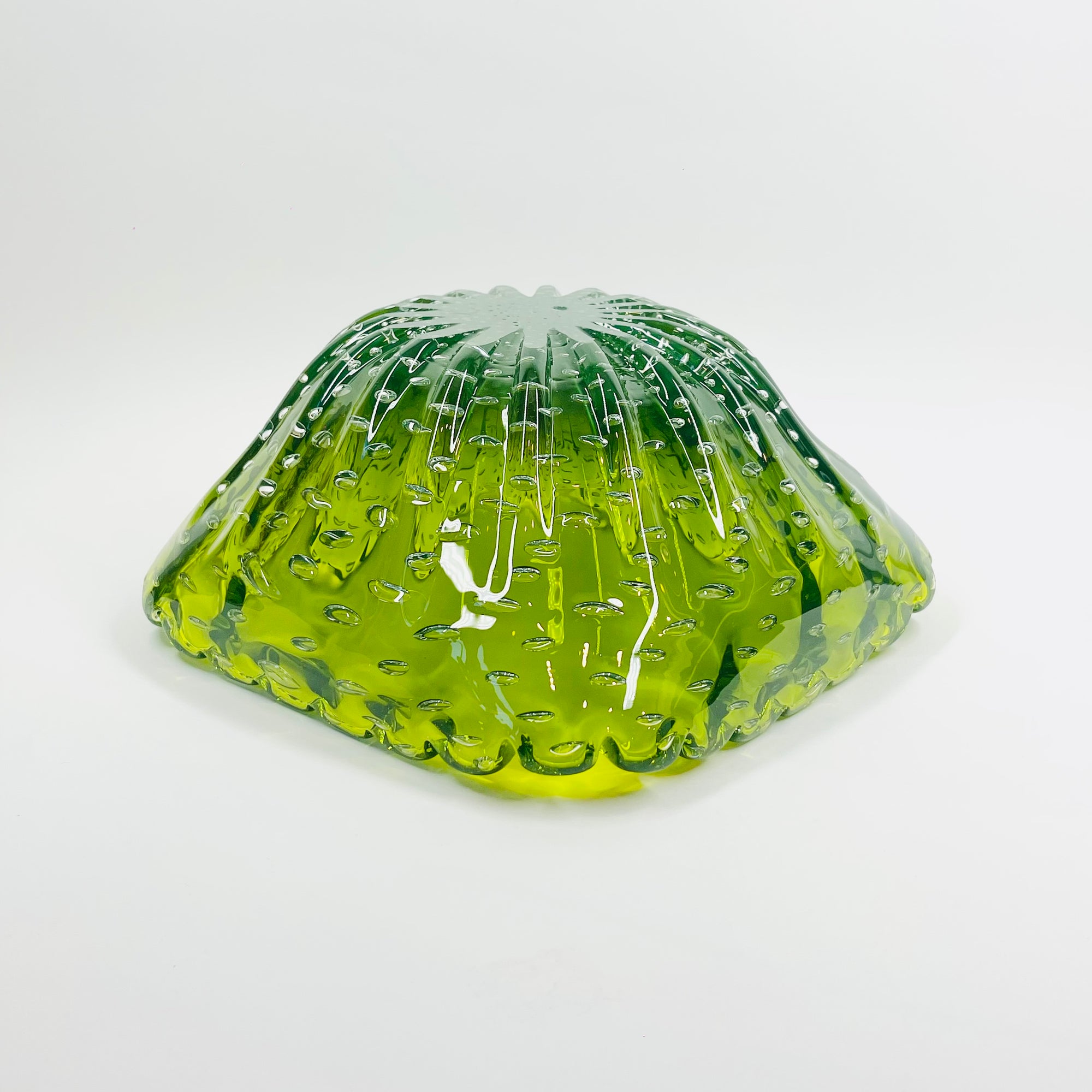 1940s BAROVIER GREEN SOMMERSO GLASS SCALLOP RIM BOWL WITH CONTROLLED BUBBLES