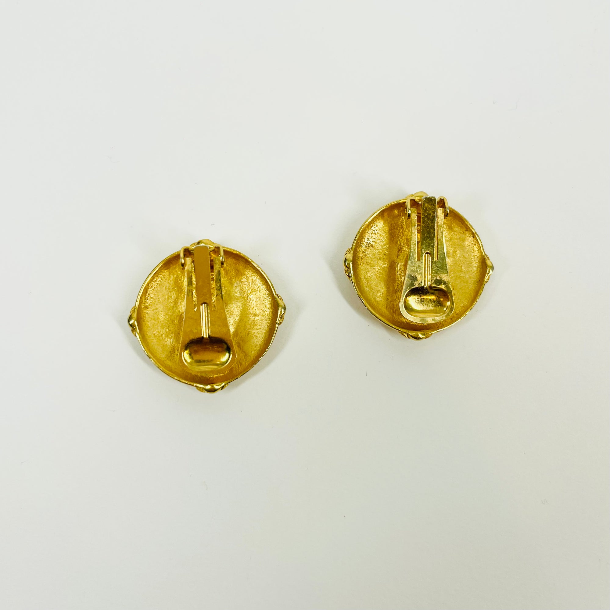 1950s CINER GOLD PLATED ESTRUCAN/FAMILY CREST STYLE CLIP ON EARRINGS