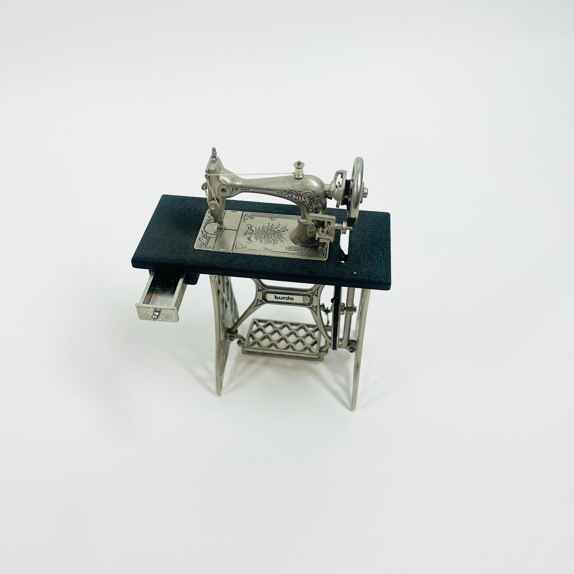 VINTAGE MINIATURE SEWING MACHINE