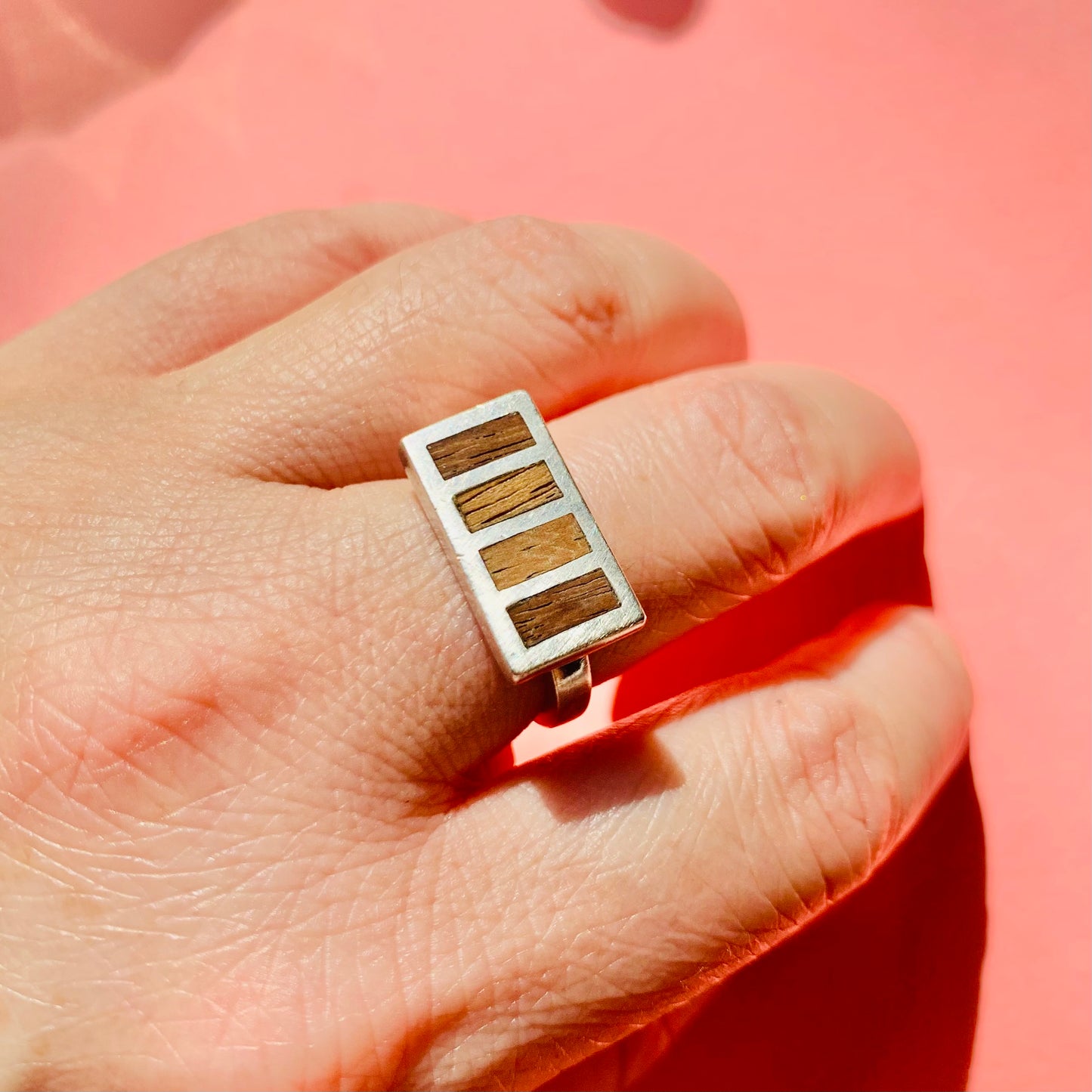 60s MODERNIST SILVER RING WITH WOOD PANELS