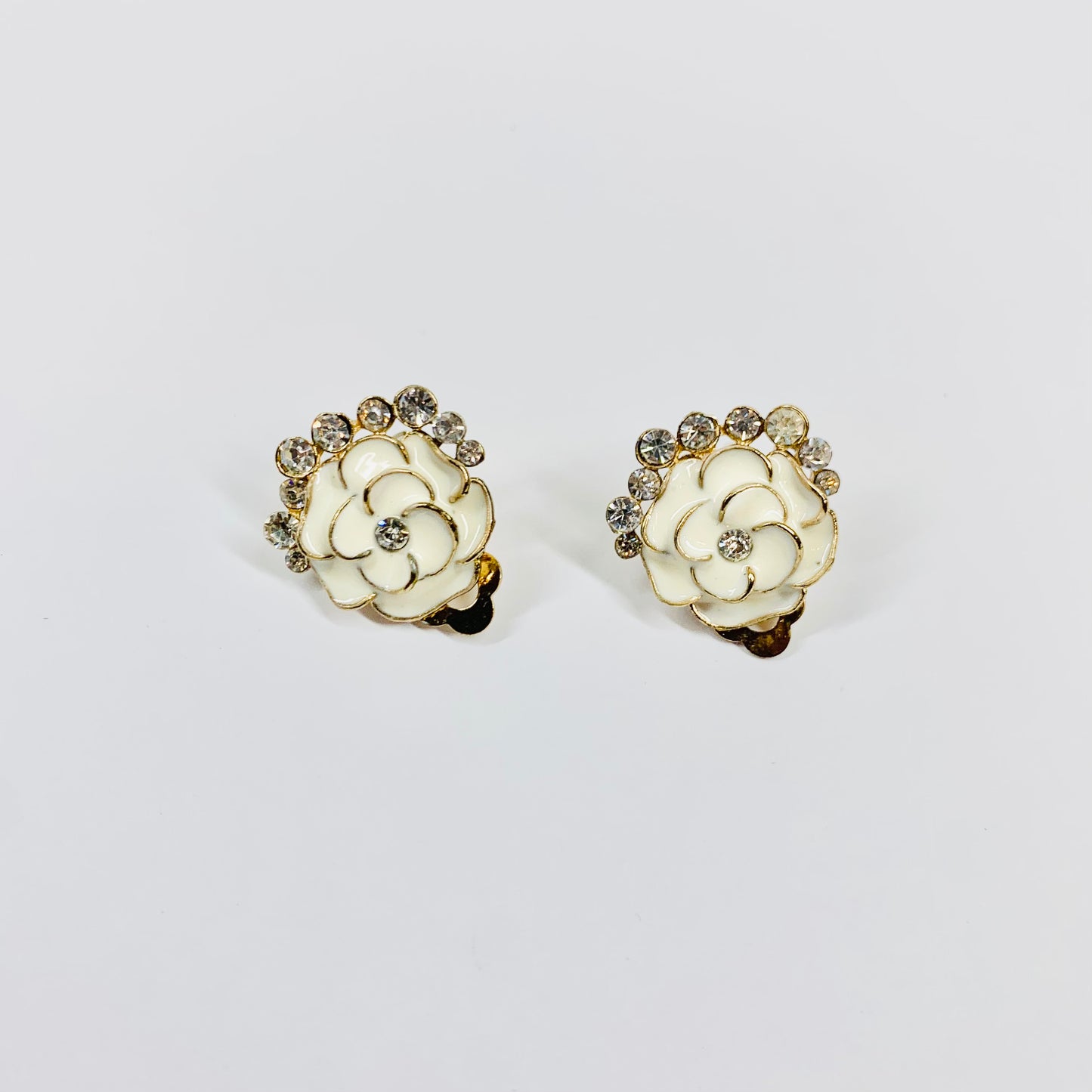 50s WHITE FLOWER ENAMEL EARRINGS