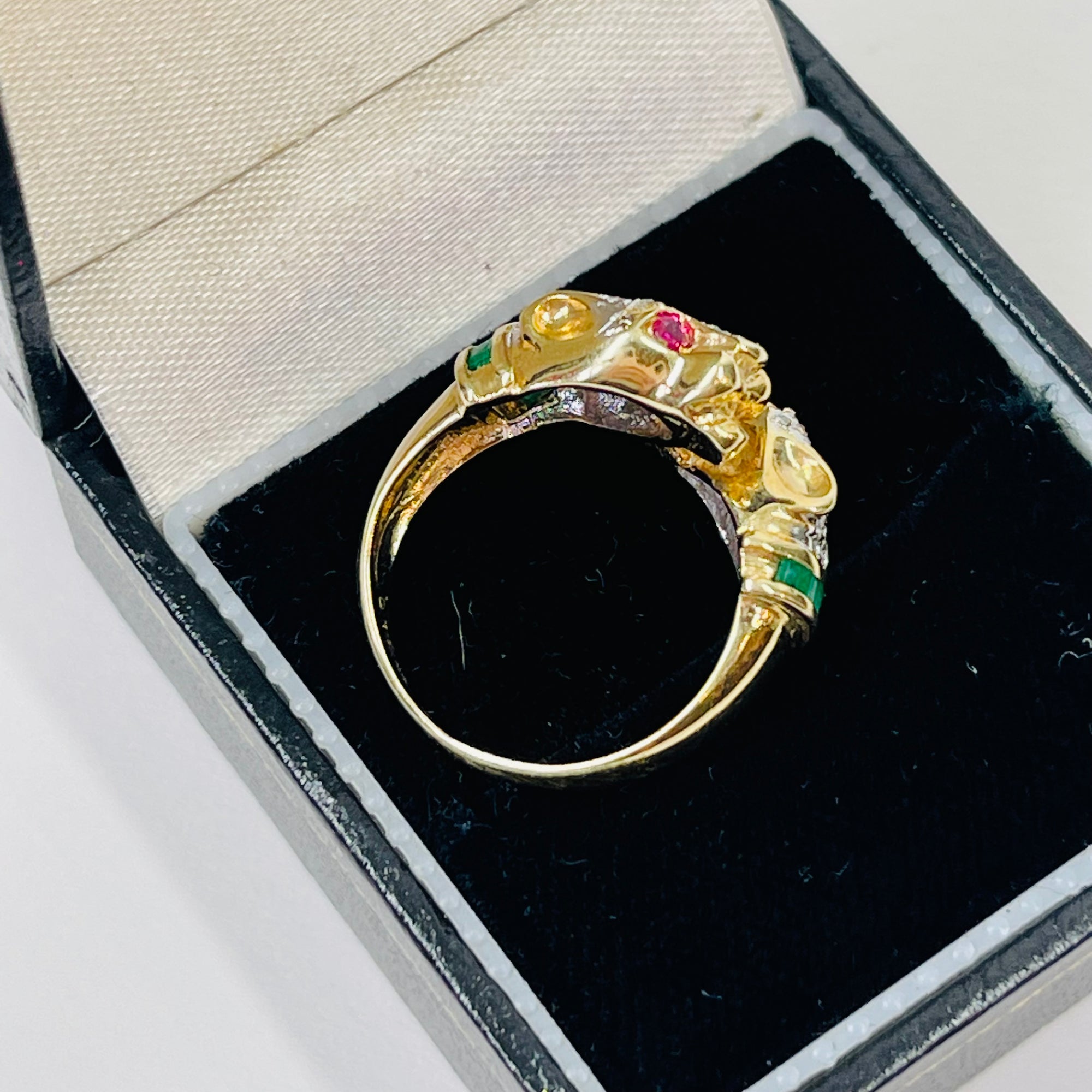 1950s 14K YELLOW GOLD DIAMOND EMERALD DOUBLE PANTHER HEADS RING WITH RUBY EYES