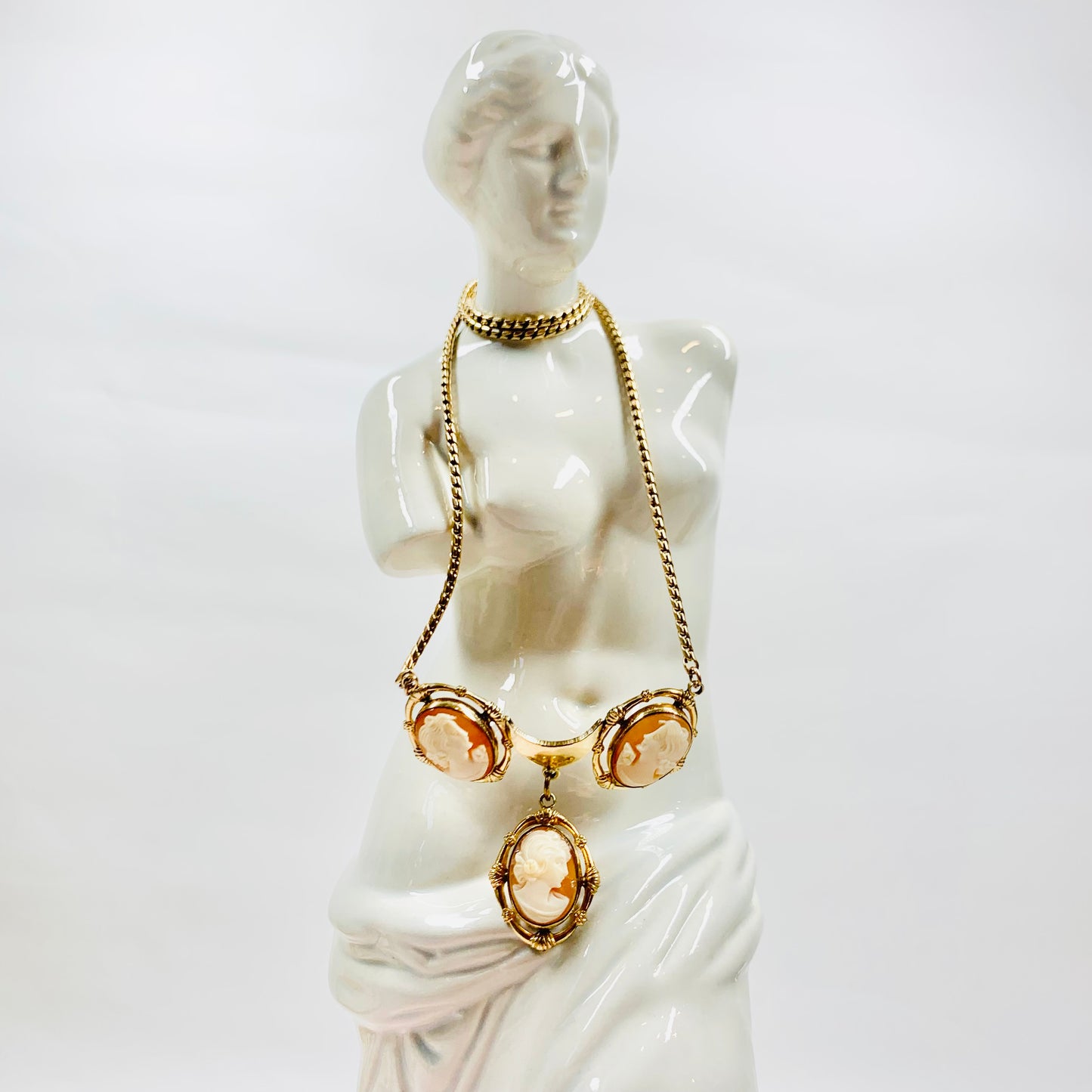 ANTIQUE 9K VICTORIAN CAMEO NECKLACE