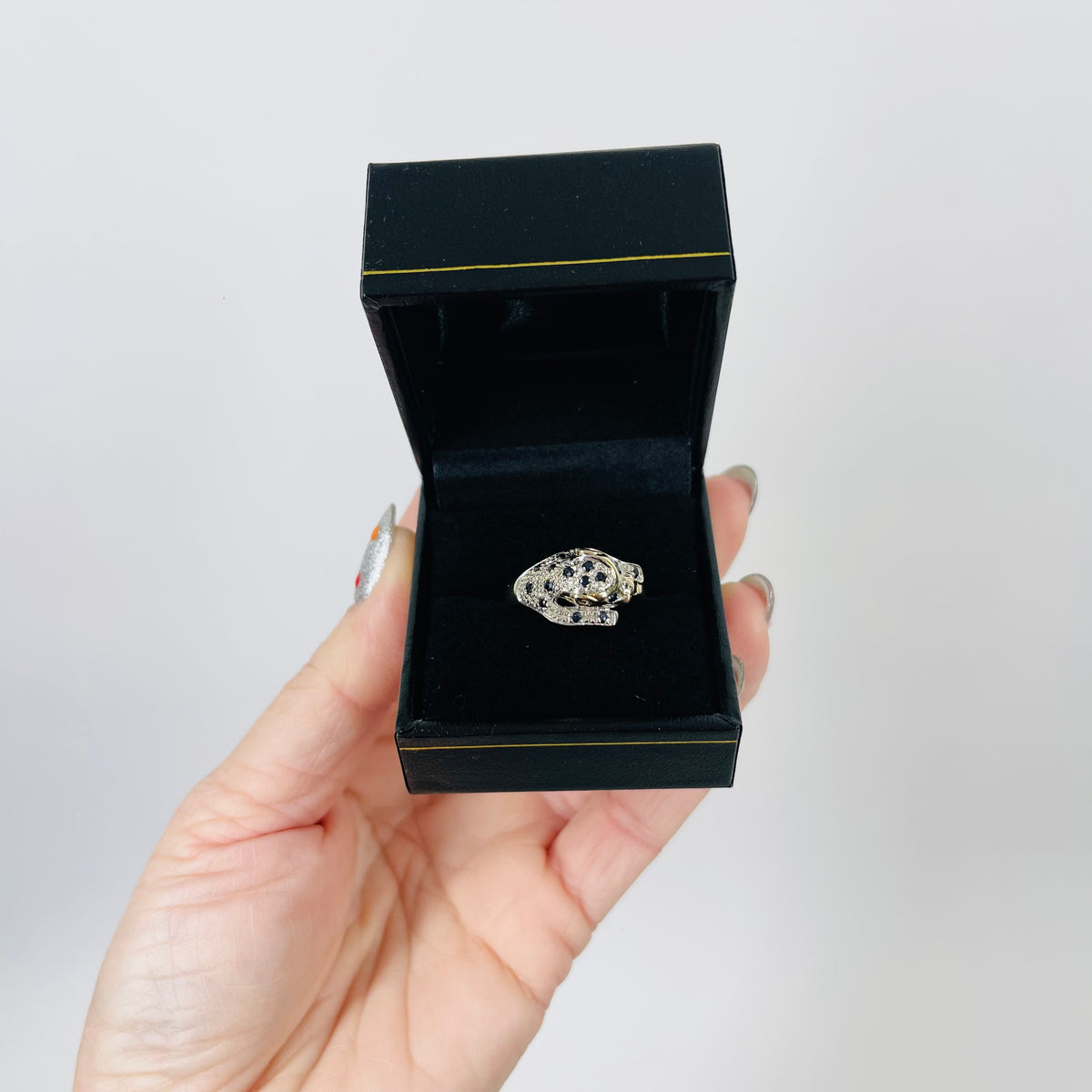 1950s 9K MIXED 14K WHITE YELLOW GOLD DIAMOND SAPPHIRE SNOW LEOPARD RING (M)