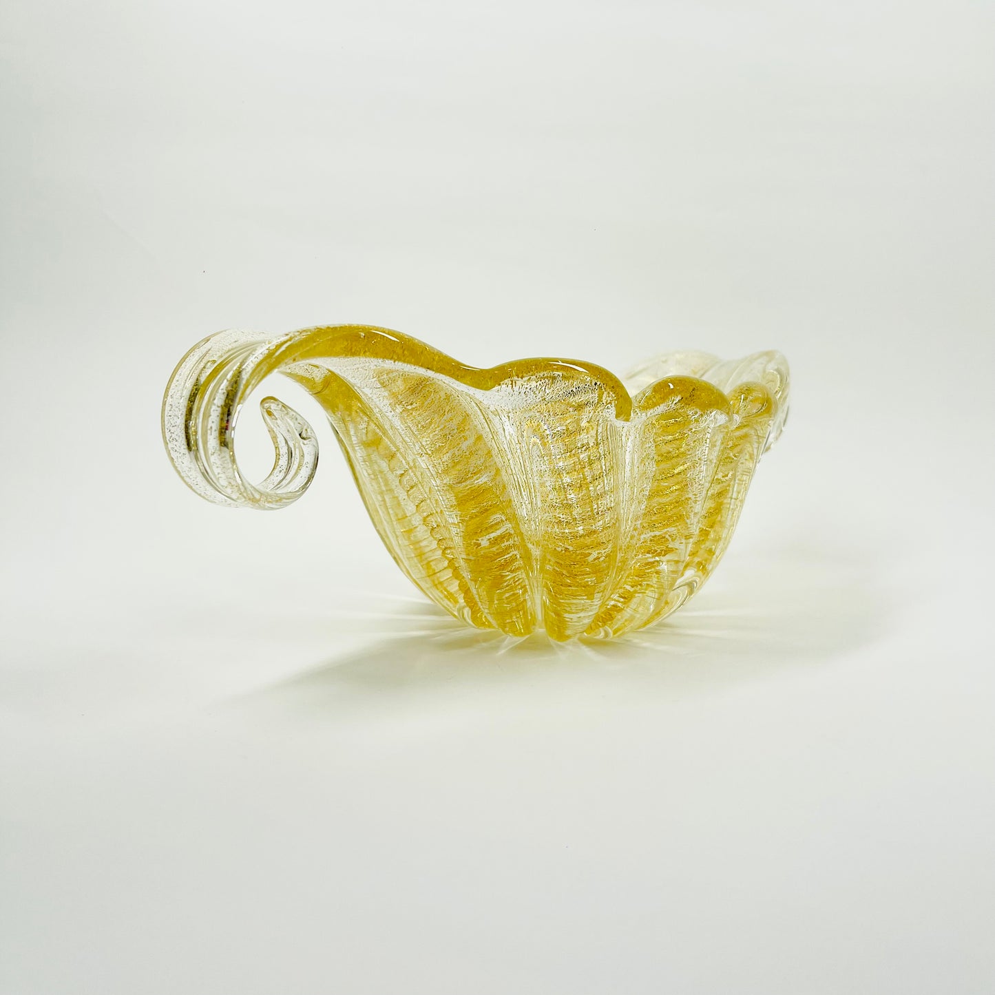 1940s BAROVIER GOLD SOMEMRSO GLASS BOWL WITH SCROLL HANDLES