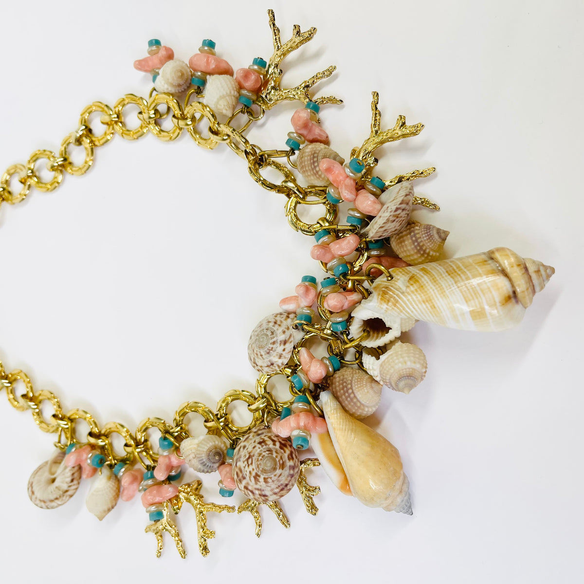 1960s SEASHELL CHARMS NECKLACE
