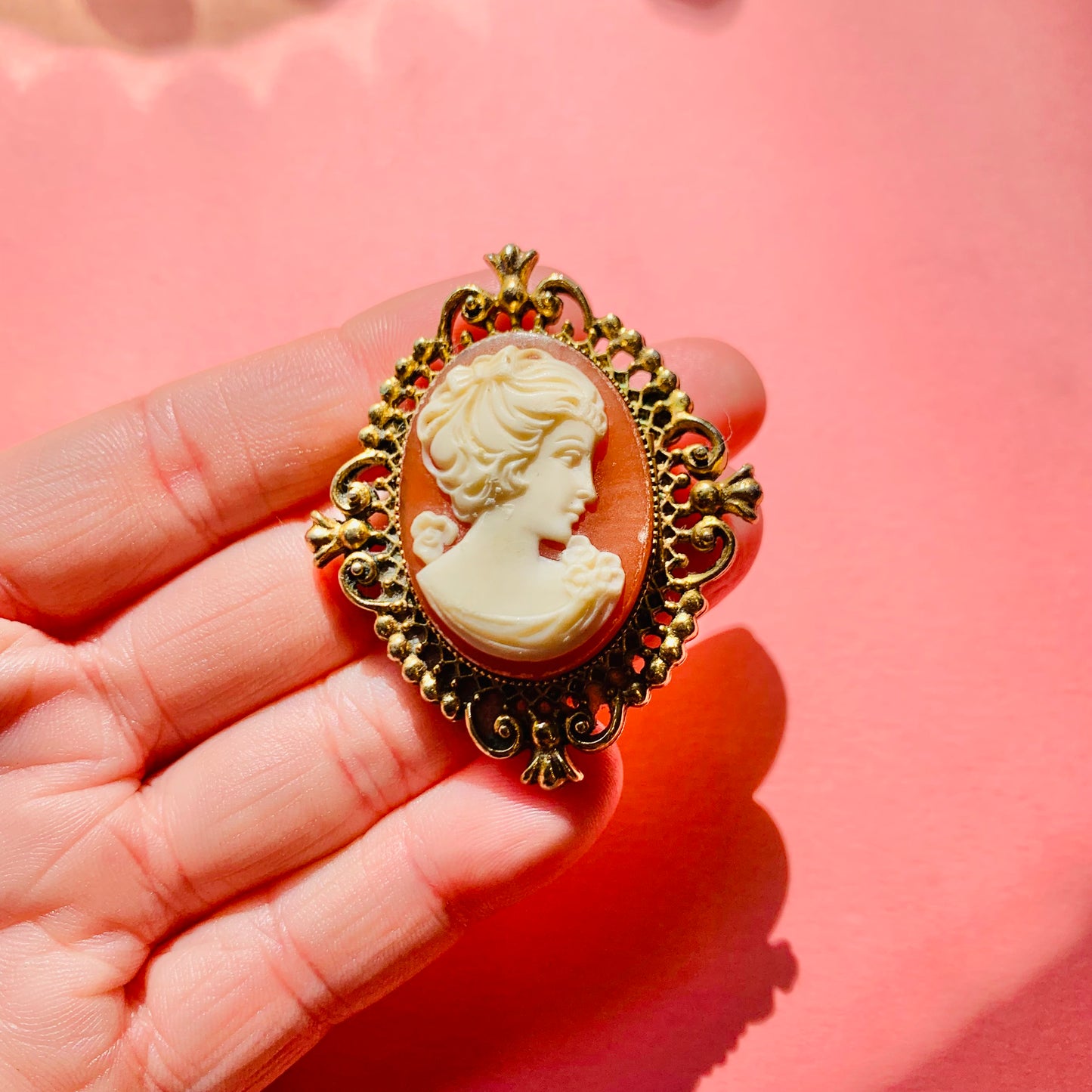 50s COSTUME CAMEO BROOCH WITH FILIGREE BORDER