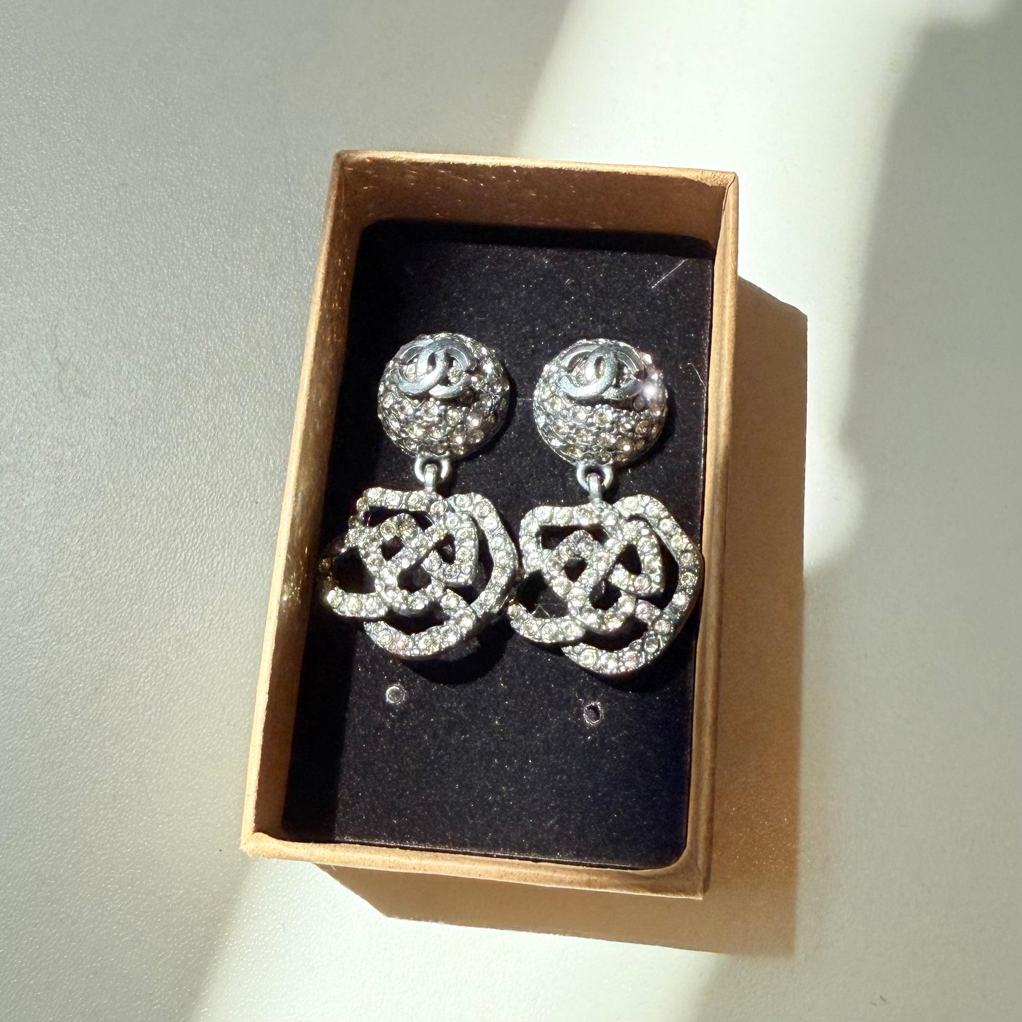 2000 Y2K CHANEL CC LOGO CAMELLIA RHINESTONES DROP PIERCED EARRINGS