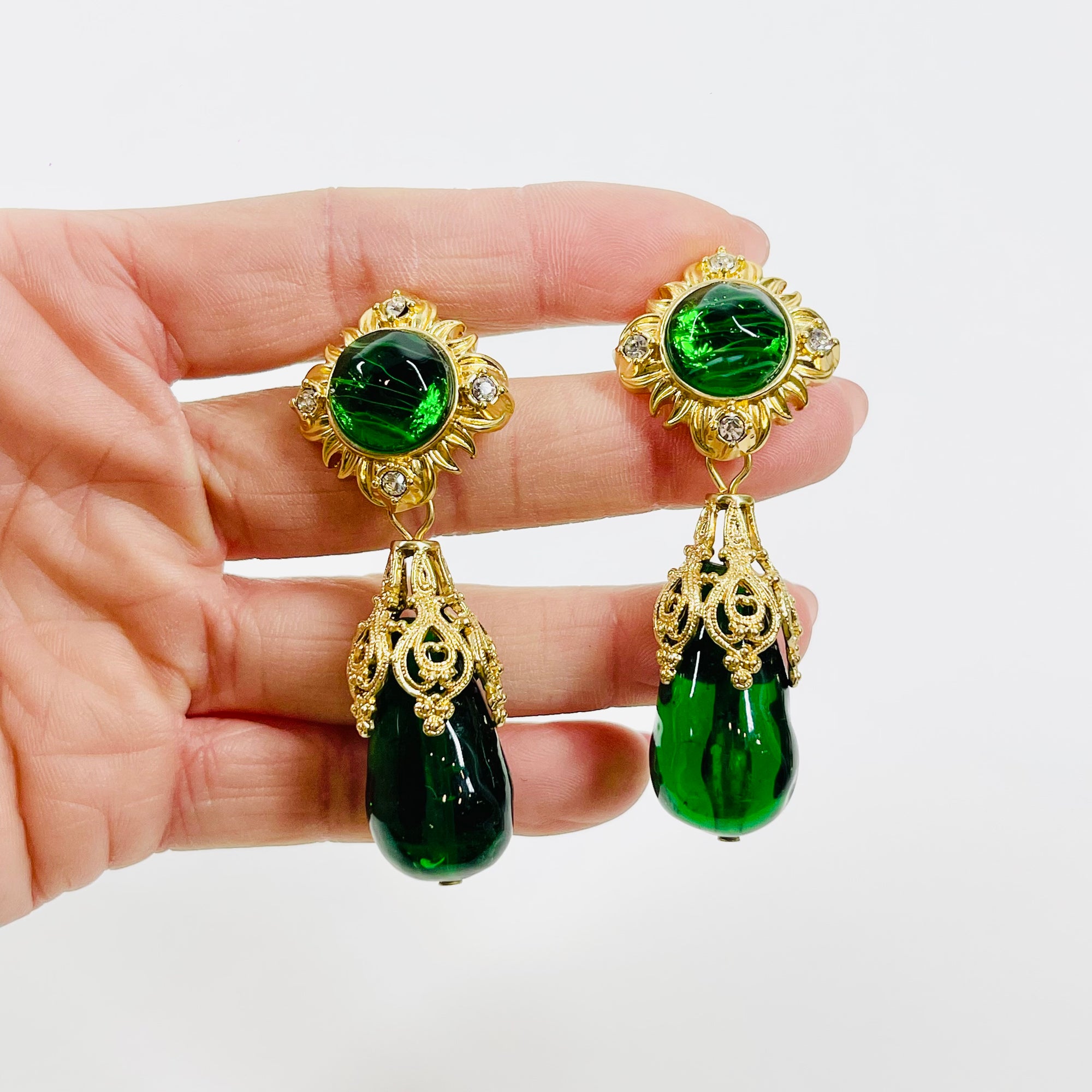 1980s GREEN GLASS GP COSTUME DROP PIERCED EARRINGS GRIPOIX STYLE