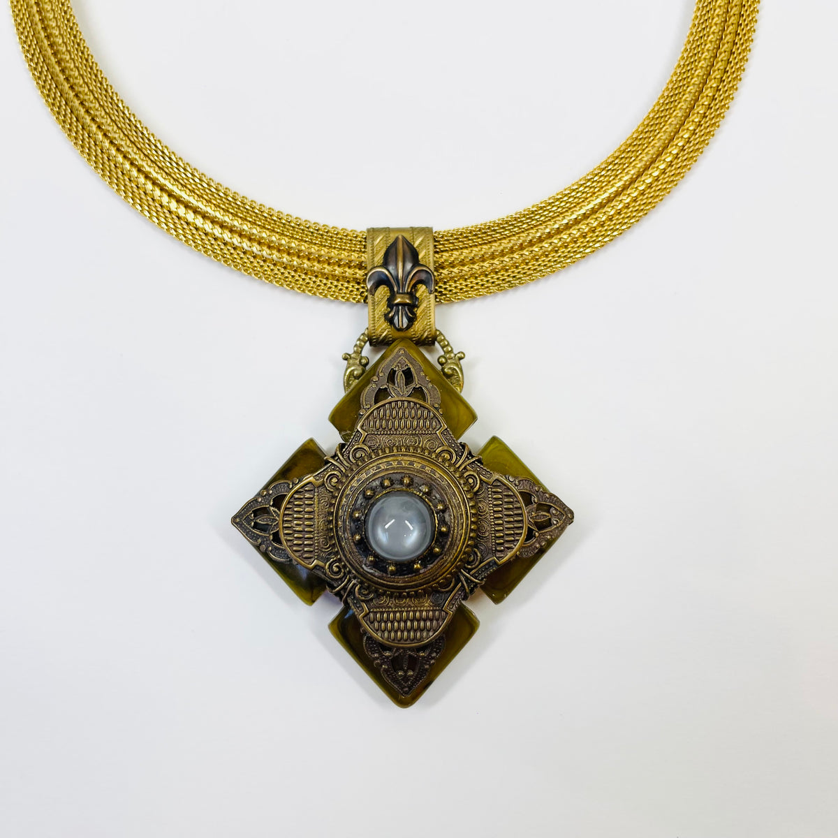 1960s MESH NECKLACE WITH FLEUR DE LIS AGATE PENDANT