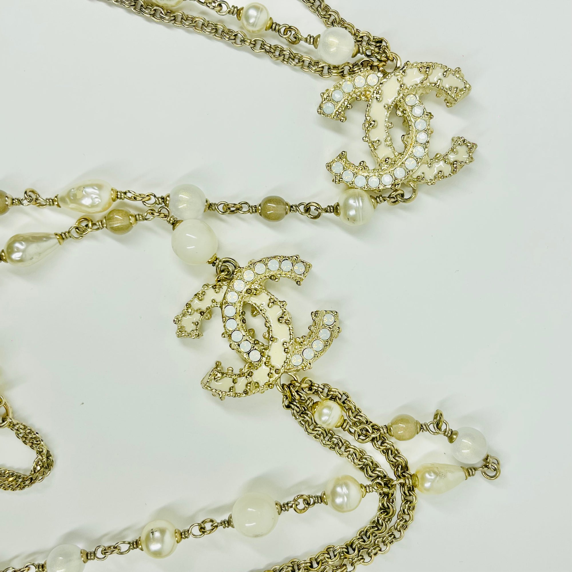 2012 CHANEL MULTISTRANDS COSTUME BEADS PEARL NECKLACE WITH ENAMEL CC LOGO