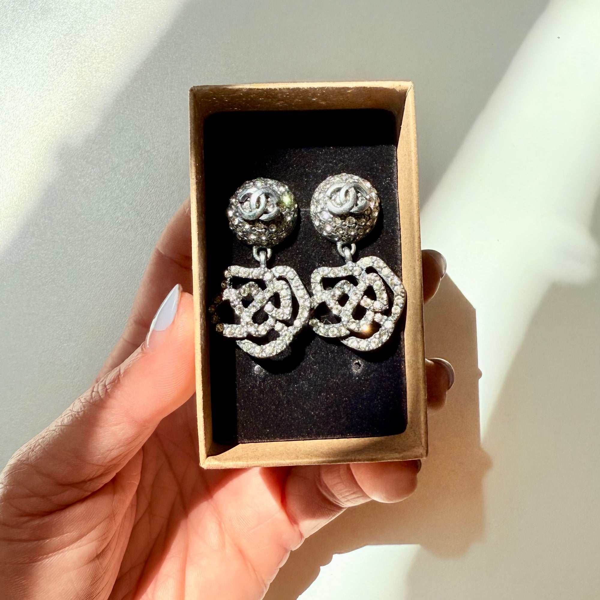 2000 Y2K CHANEL CC LOGO CAMELLIA RHINESTONES DROP PIERCED EARRINGS