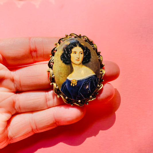 ANTIQUE PORTRAIT OF A LADY BROOCH