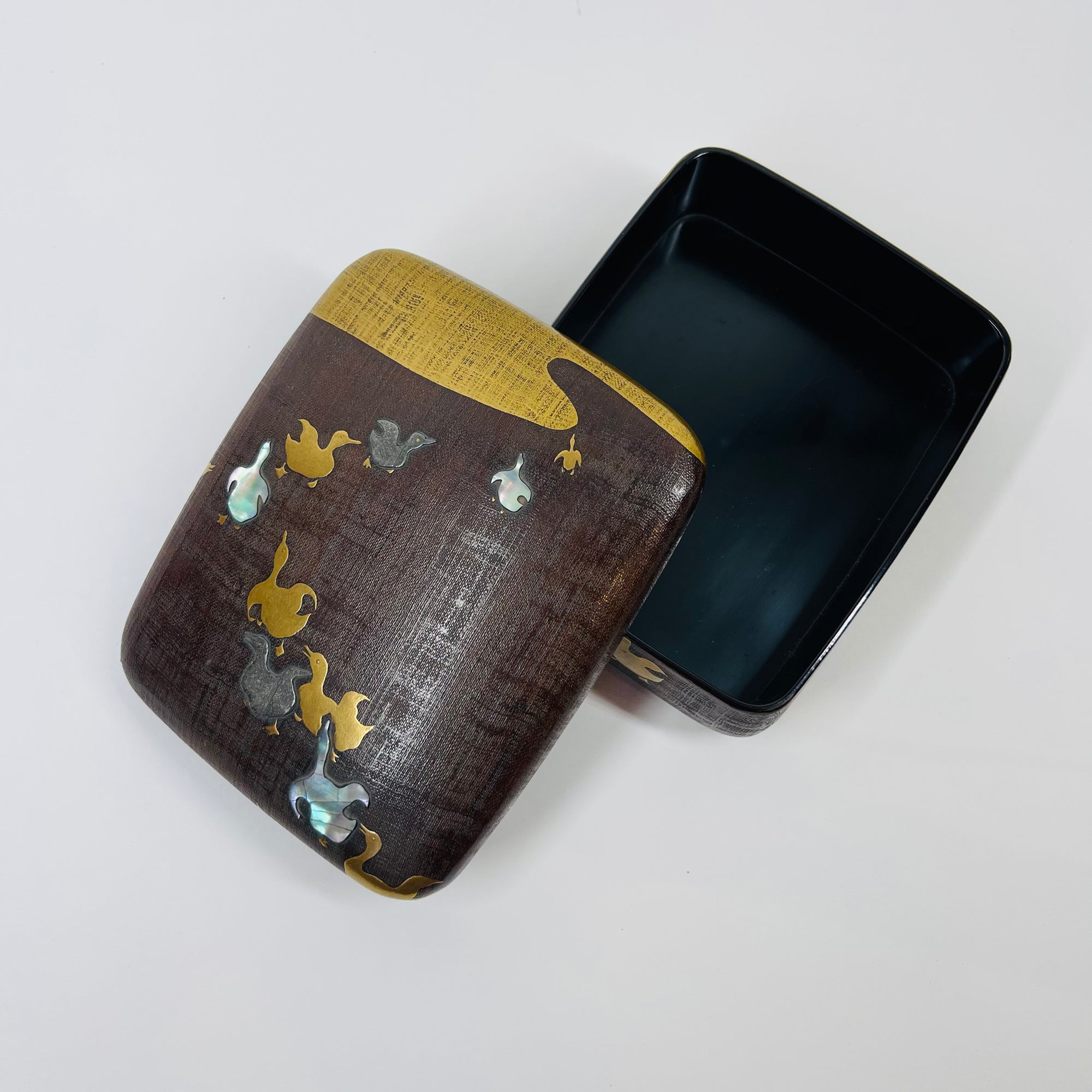 ANTIQUE 19th CENTURY JAPANESE URUSHI LACQUER BOX