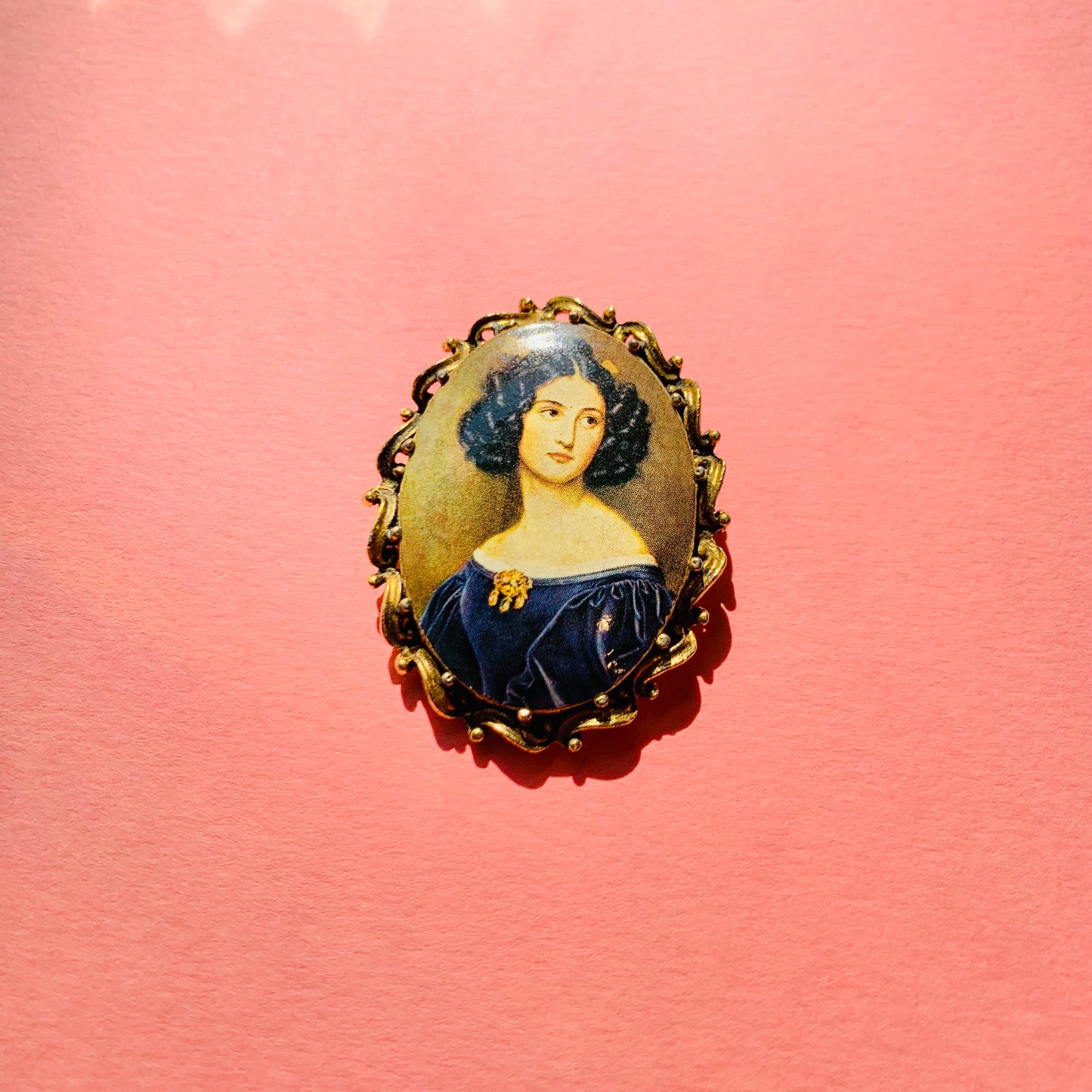 ANTIQUE PORTRAIT OF A LADY BROOCH