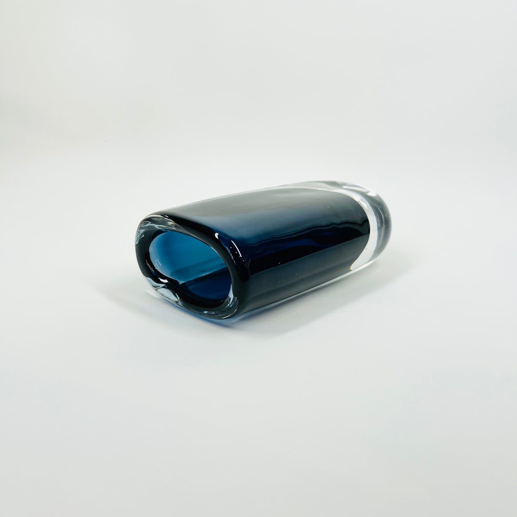 1950s NAVY BLUE SOMMERSO GLASS POSY VASE BY NILS LANDBERG FOR ORREFORS