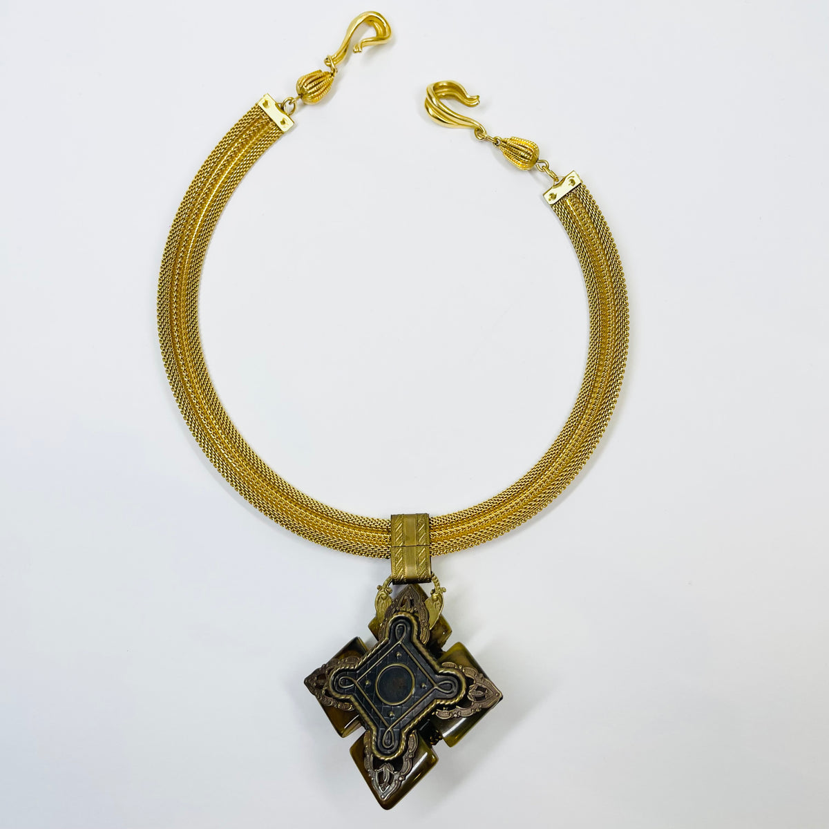 1960s MESH NECKLACE WITH FLEUR DE LIS AGATE PENDANT