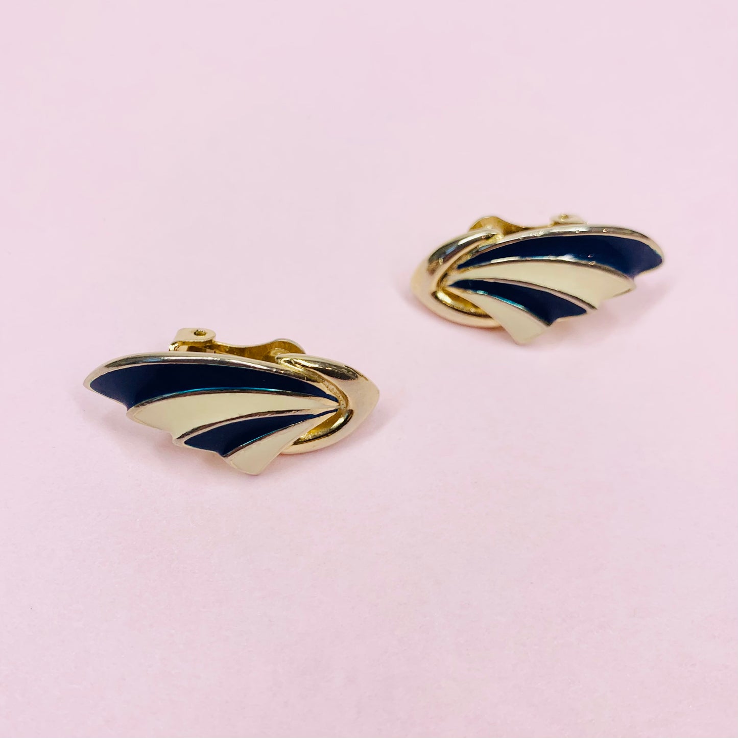 60s BARCS NAVY WHITE WING RIBBON ENAMEL BUTTON EARRINGS