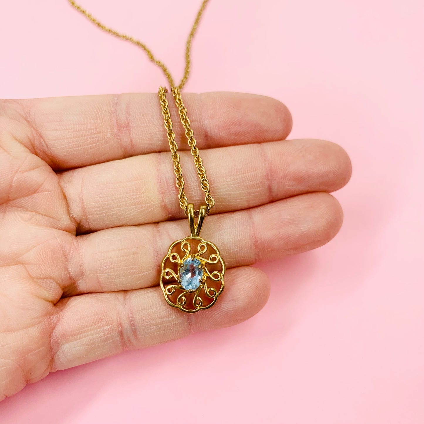 BLUE PENDANT NECKLACE