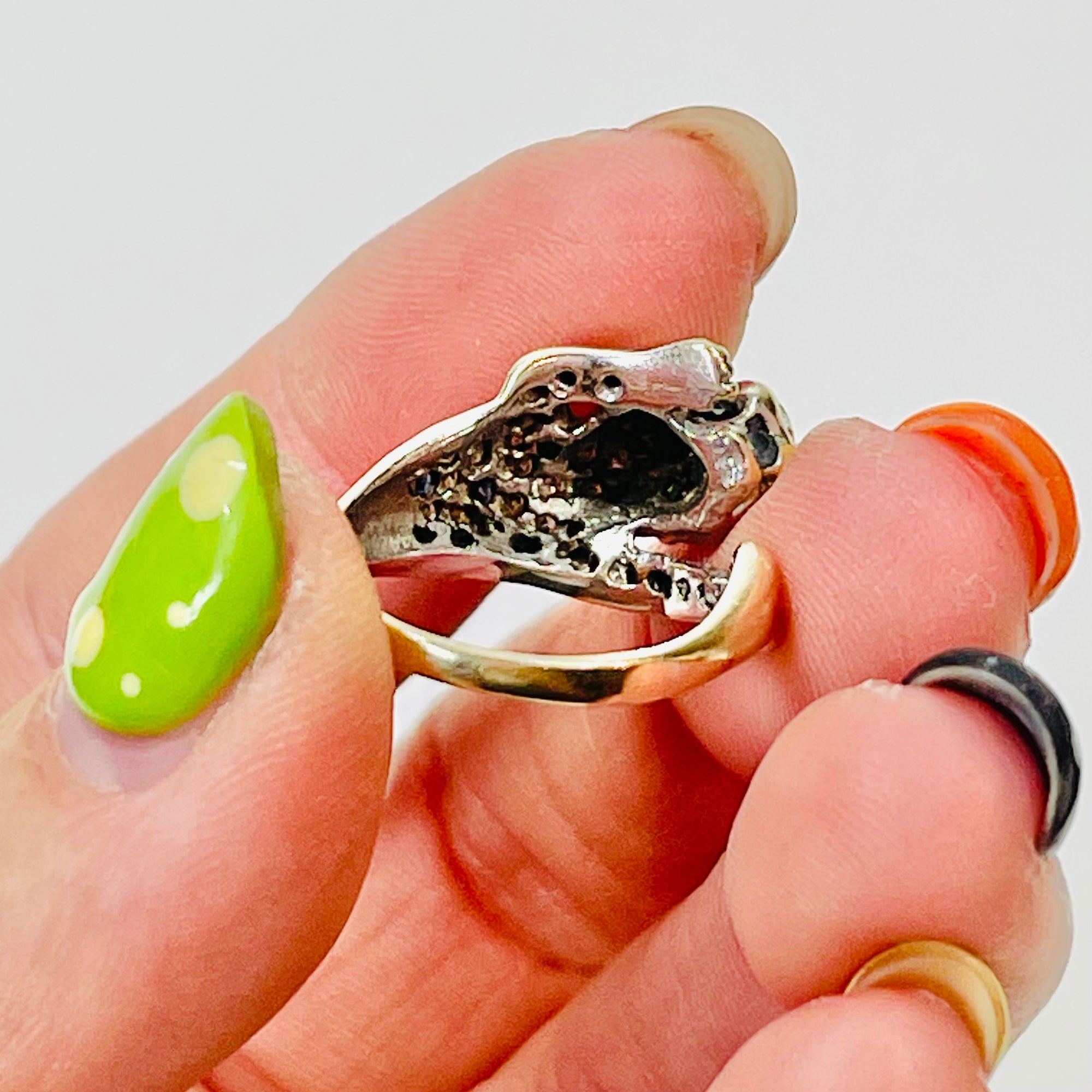 1950s 14K WHITE GOLD DIAMOND BLUE SAPPHIRE SNOW LEOPARD RING