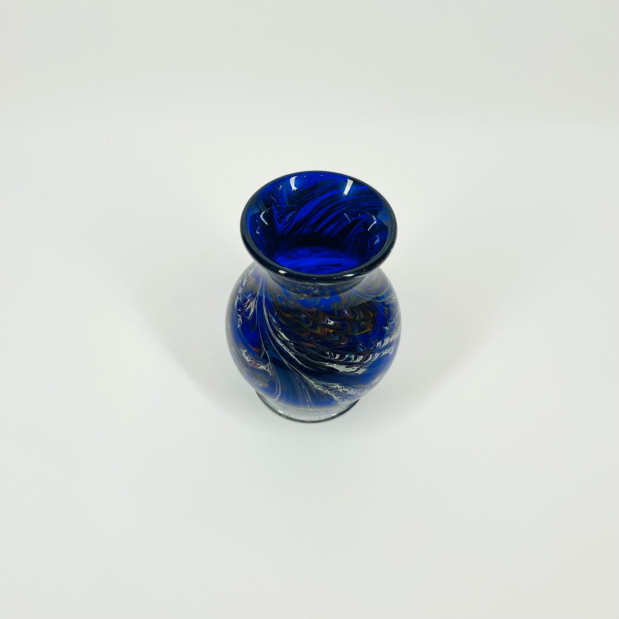 1980s AUSTRALIAN MOUTH BLOWN BLUE SPATTER ART GLASS MINI POSY VASE BY STEPHEN MORRIS