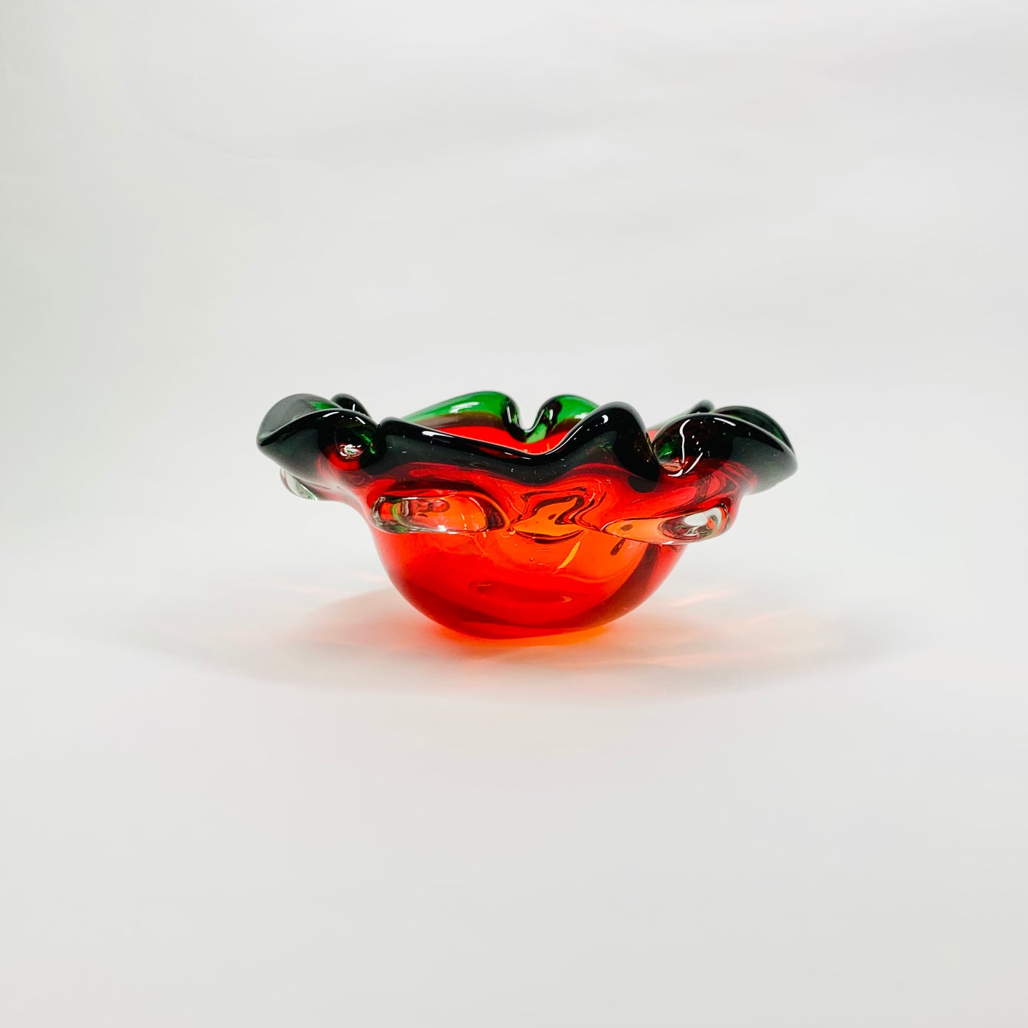 Large 1970s Japanese red ombré petal glass ashtray with green rim