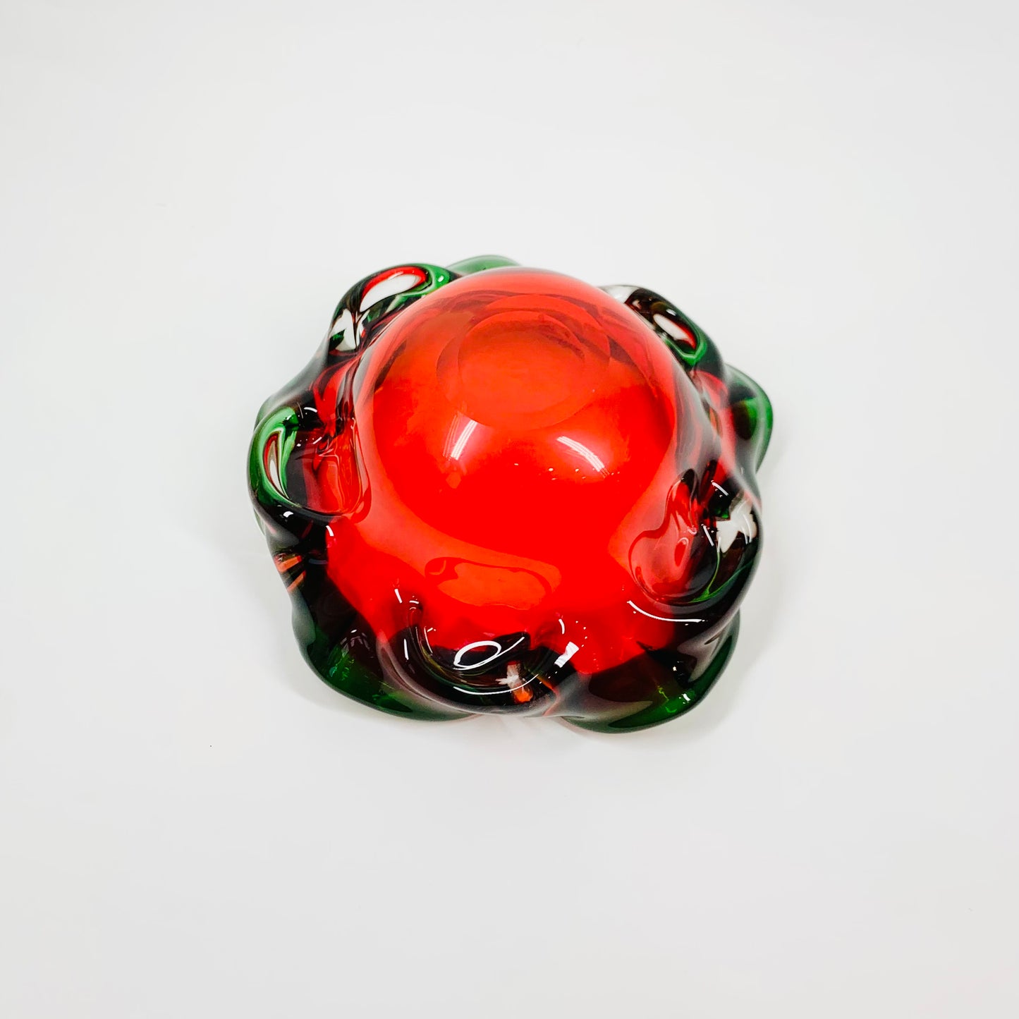 Large 1970s Japanese red ombré petal glass ashtray with green rim