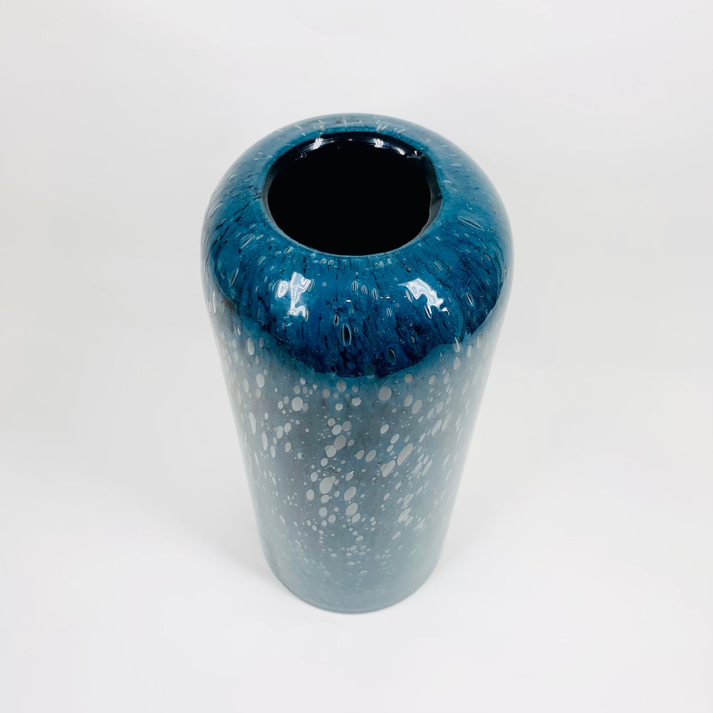 Stunning vintage blue mouth blown speckles art glass vase