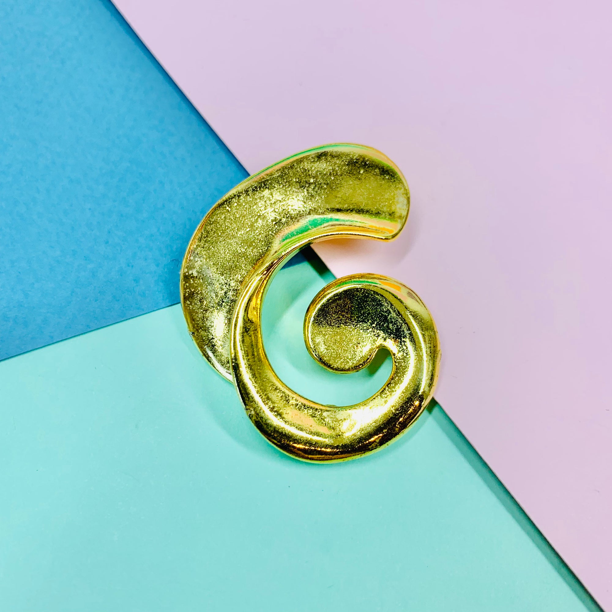 1980s gold plated scroll brooch