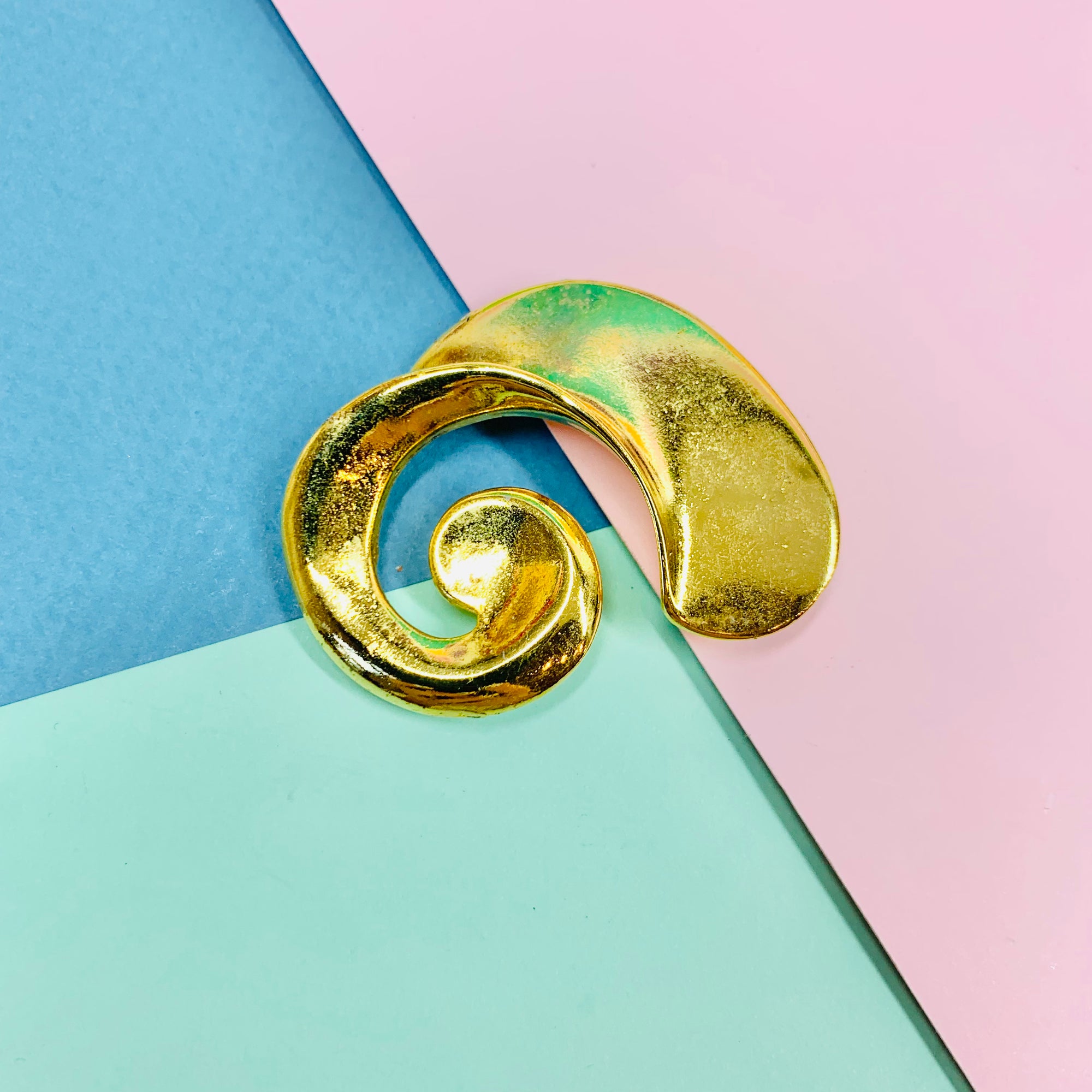 1980s gold plated scroll brooch