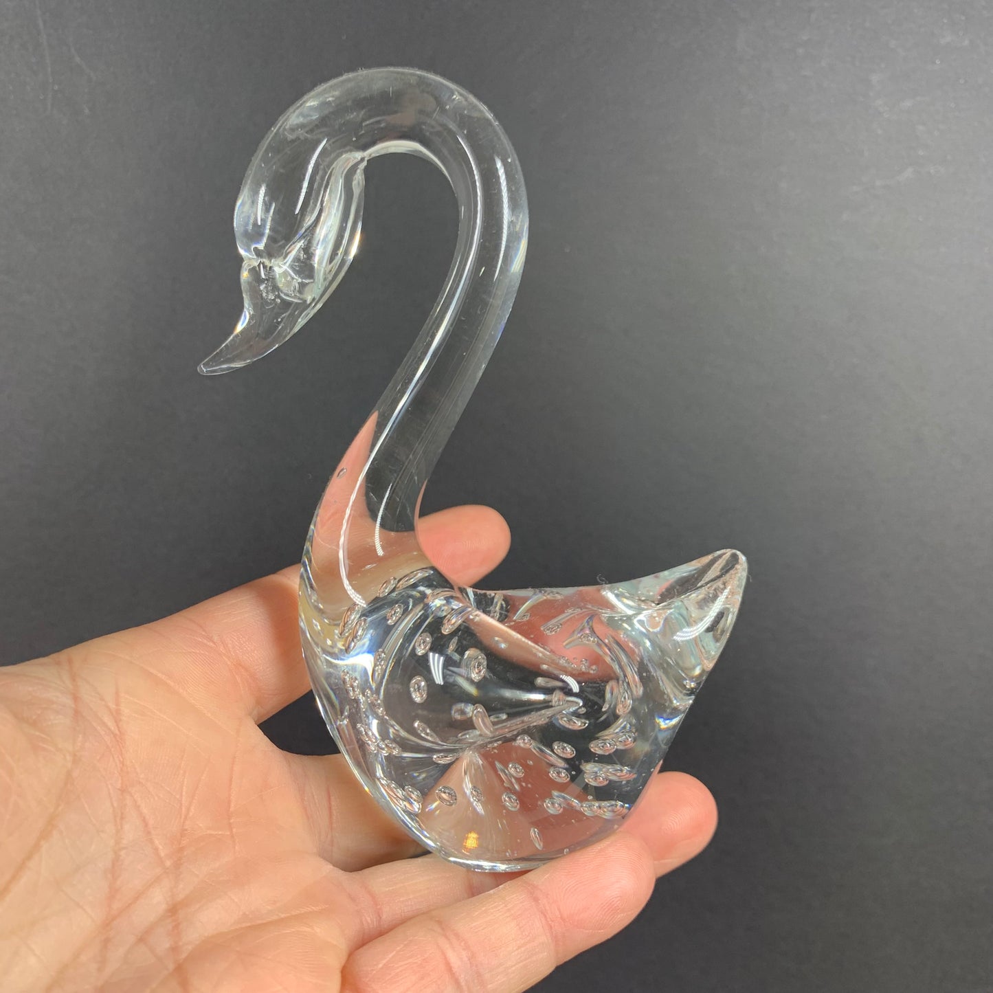 MCM glass swan with controlled bubbles body