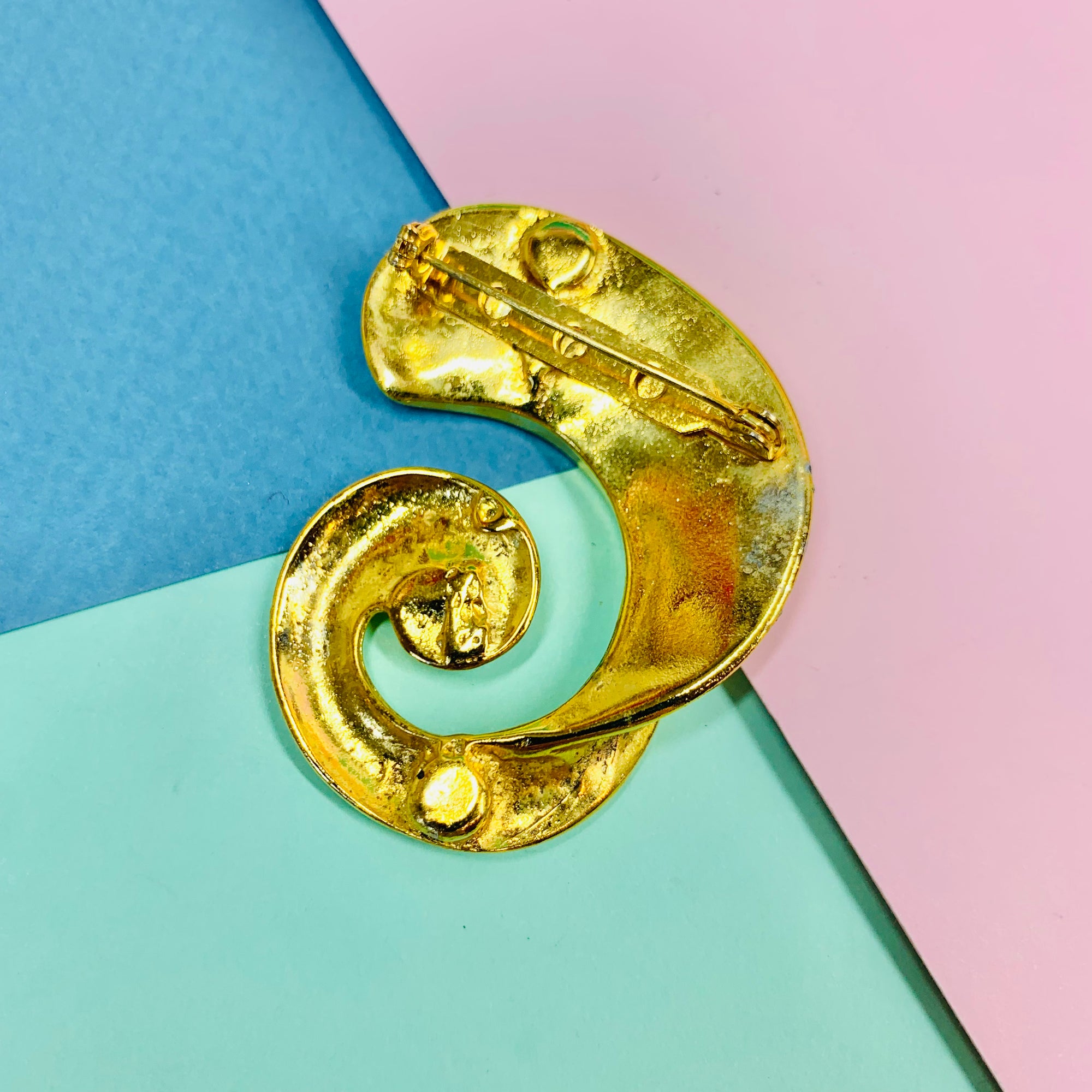 1980s gold plated scroll brooch