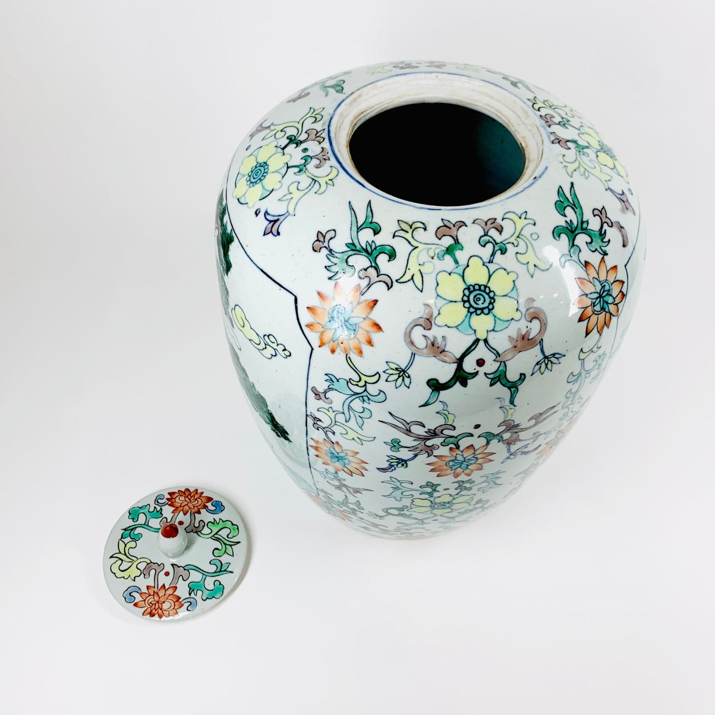Large antique Chinese Famille Rose porcelain urn/ginger jar