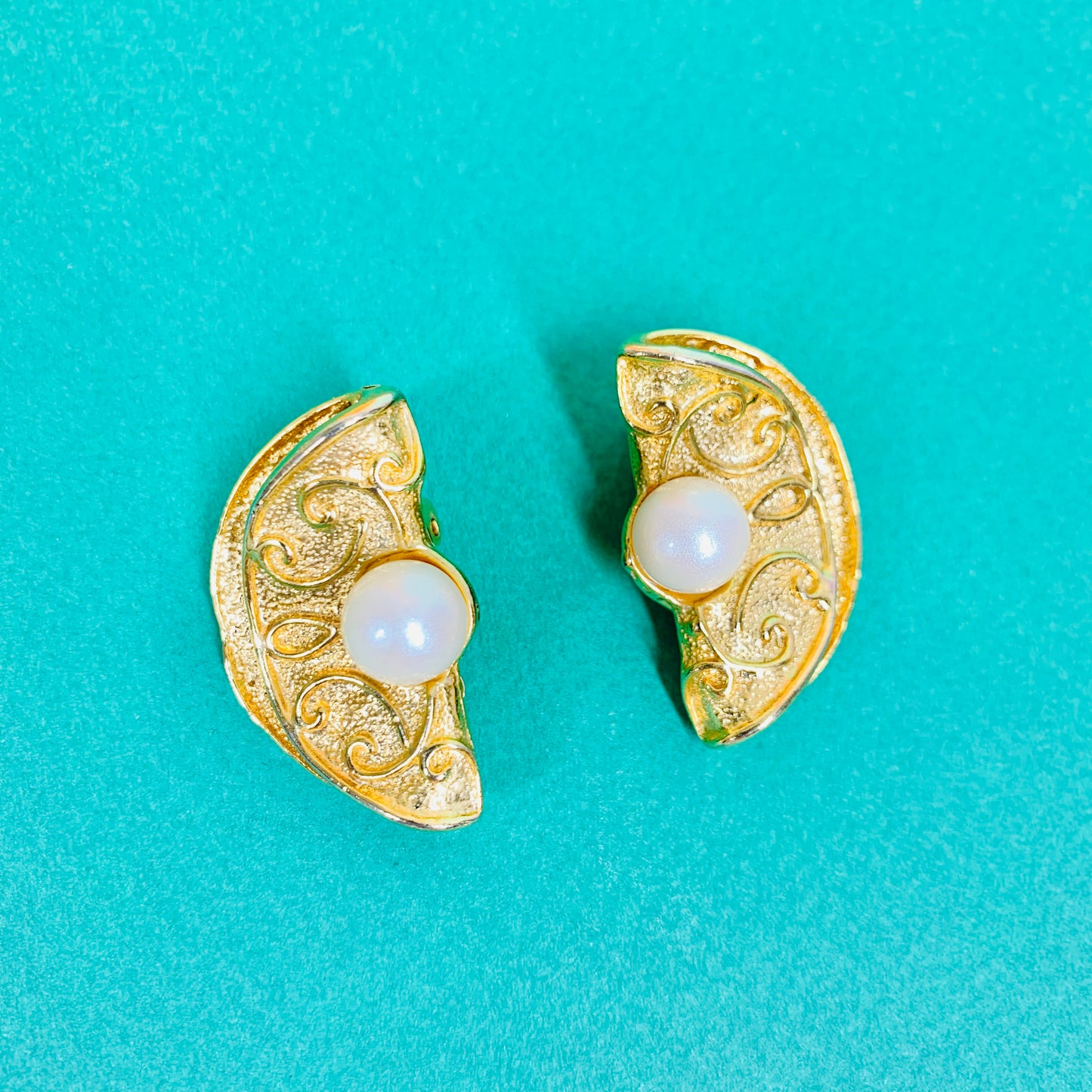 Extremely rare 1970s Egyptian revival fan stud earrings with pearl