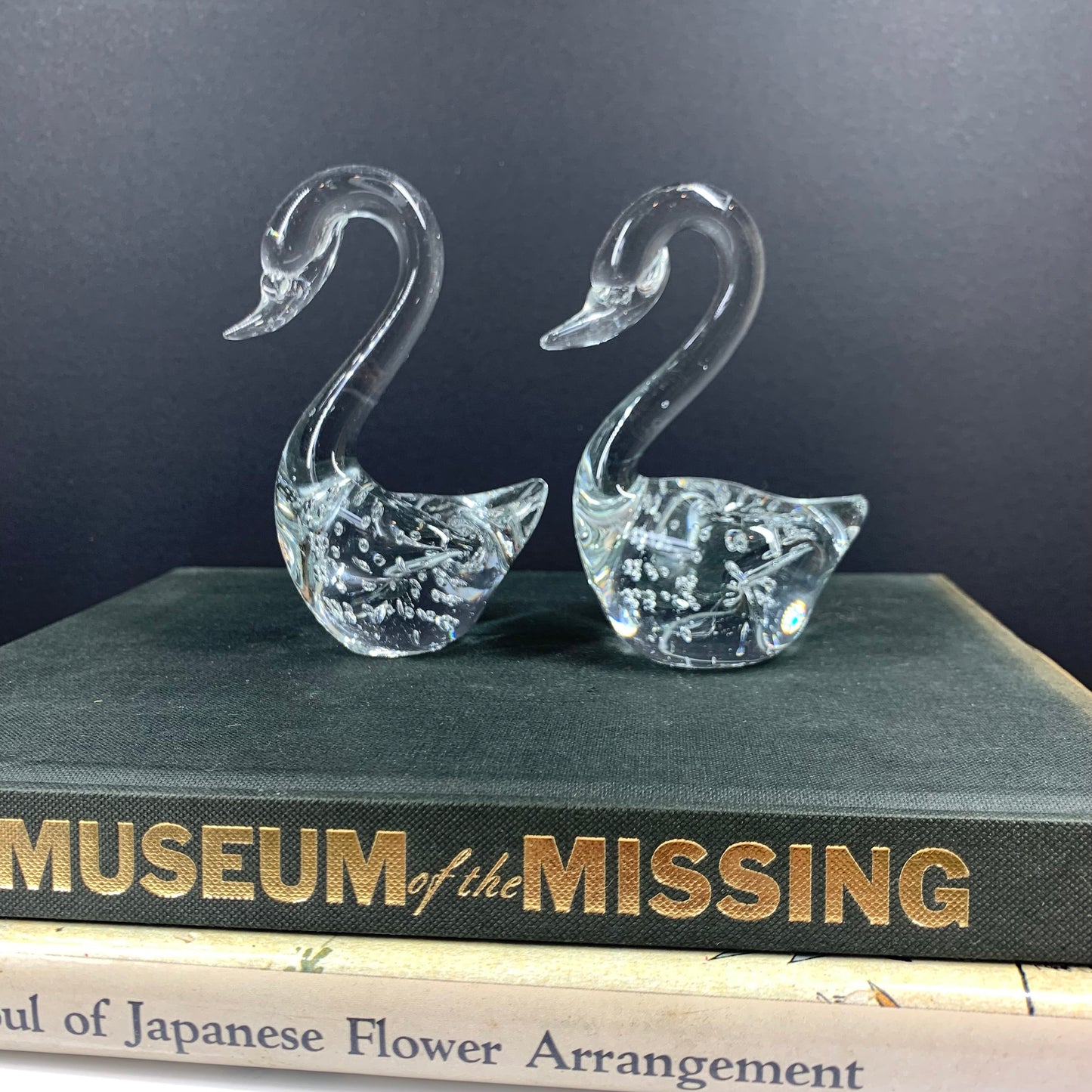 MCM glass swan with controlled bubbles body