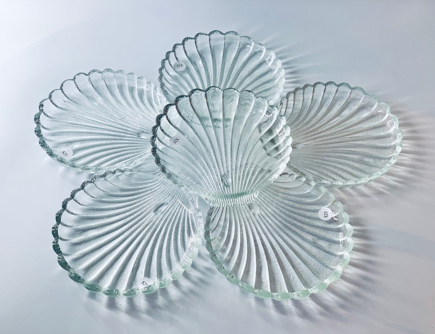 Small serving side plate, shell-shaped glass