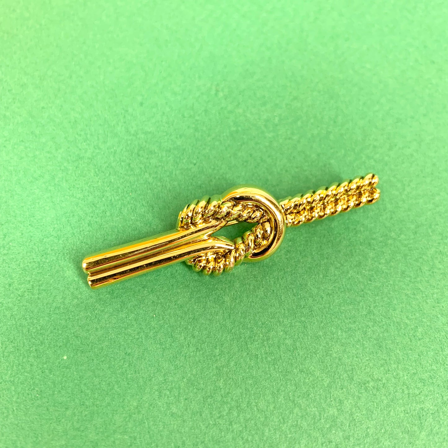 1970s French plated knot ribbon brooch